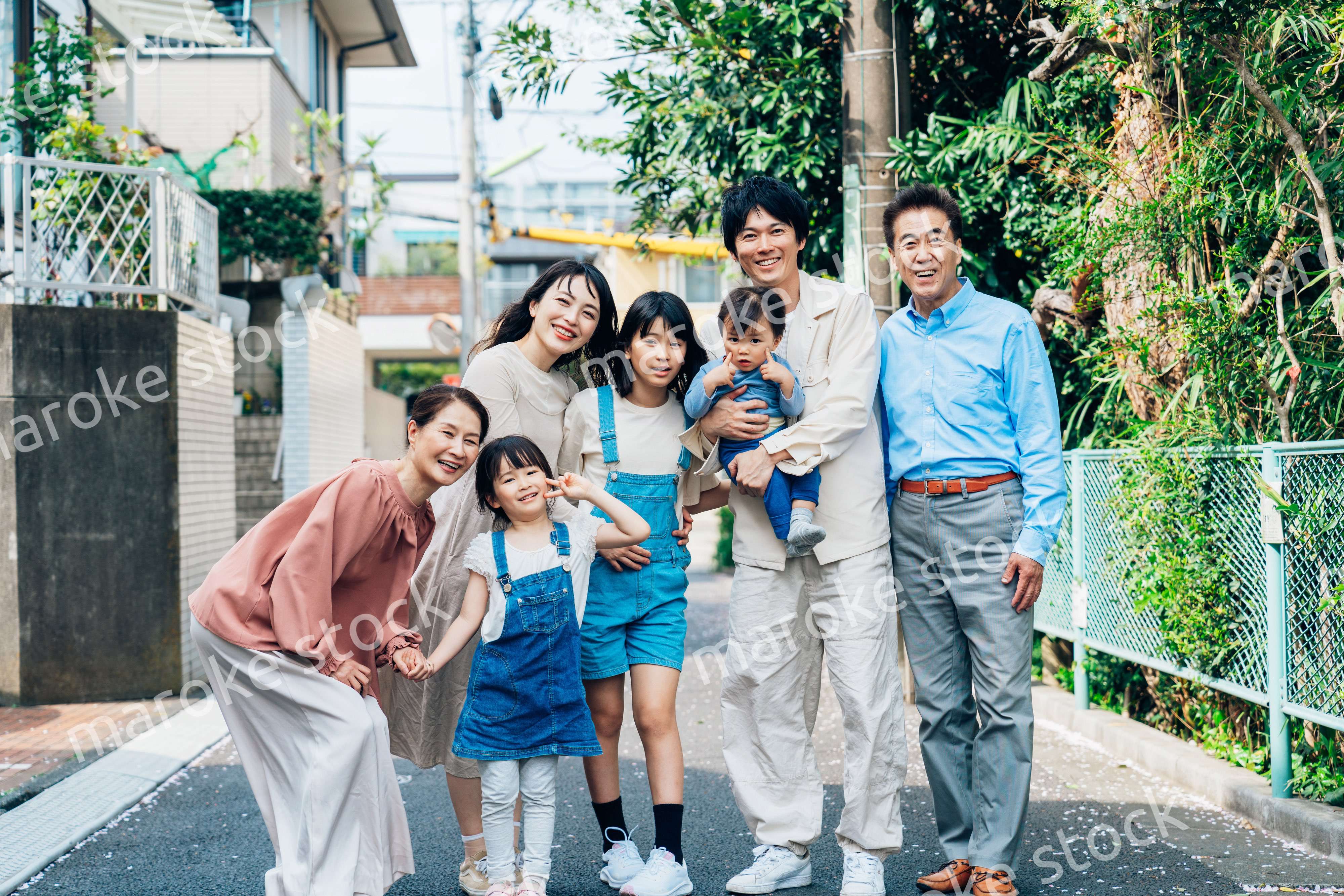 笑顔で外を散歩する3世代のファミリー