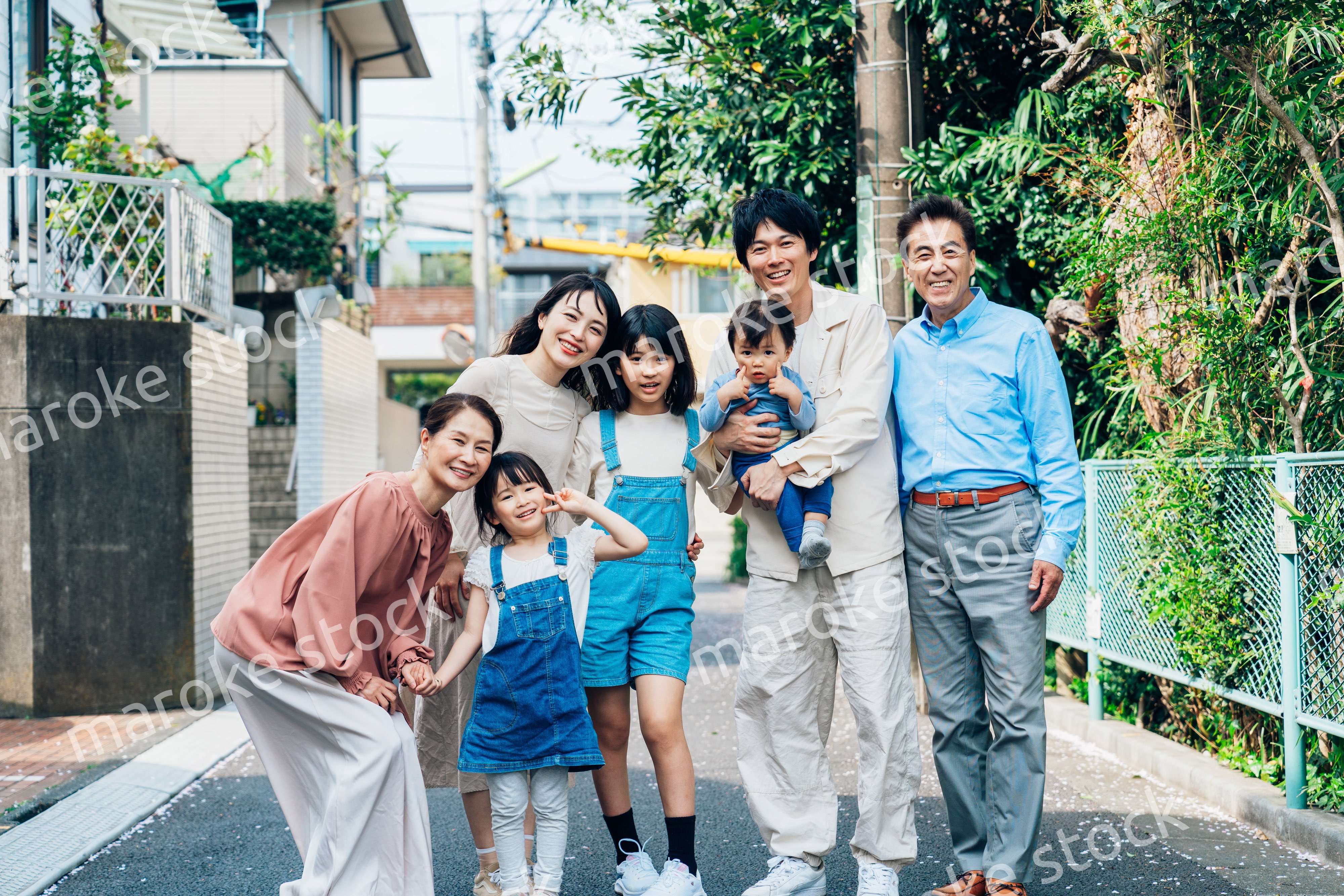 笑顔で外を散歩する3世代のファミリー
