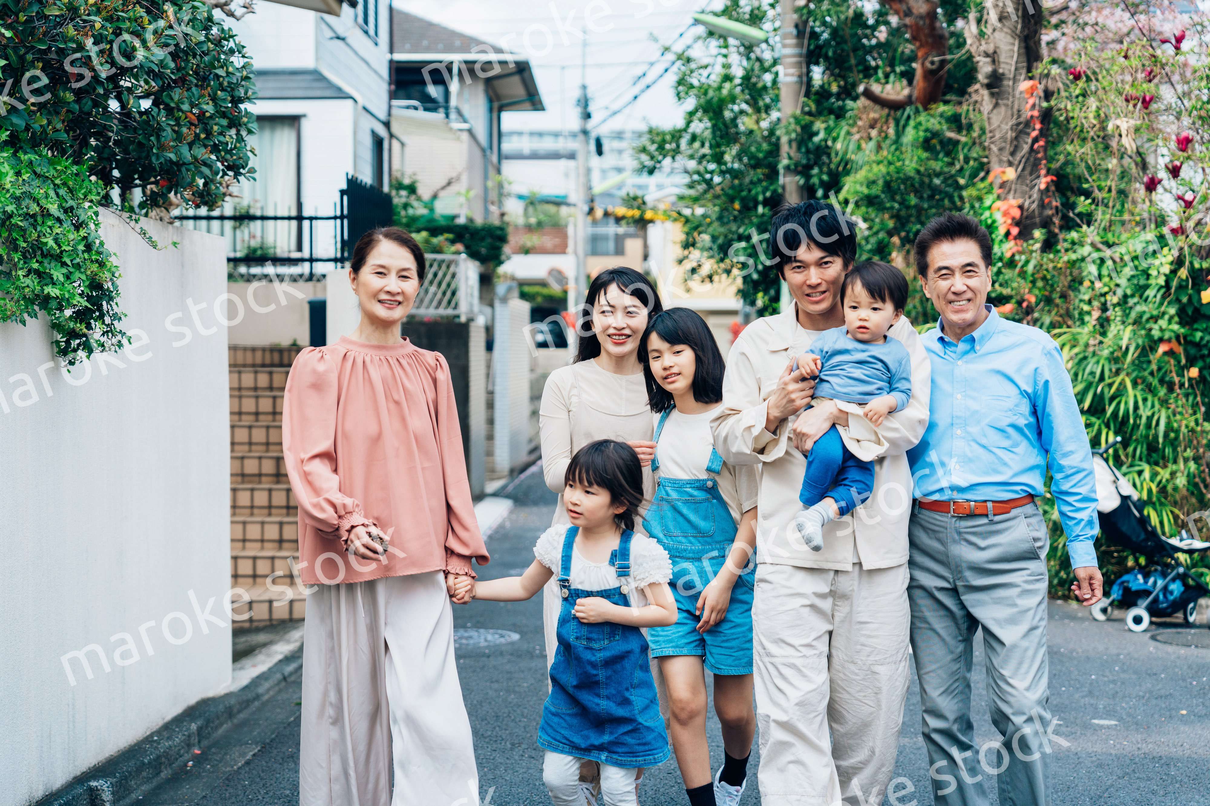 笑顔で外を散歩する3世代のファミリー