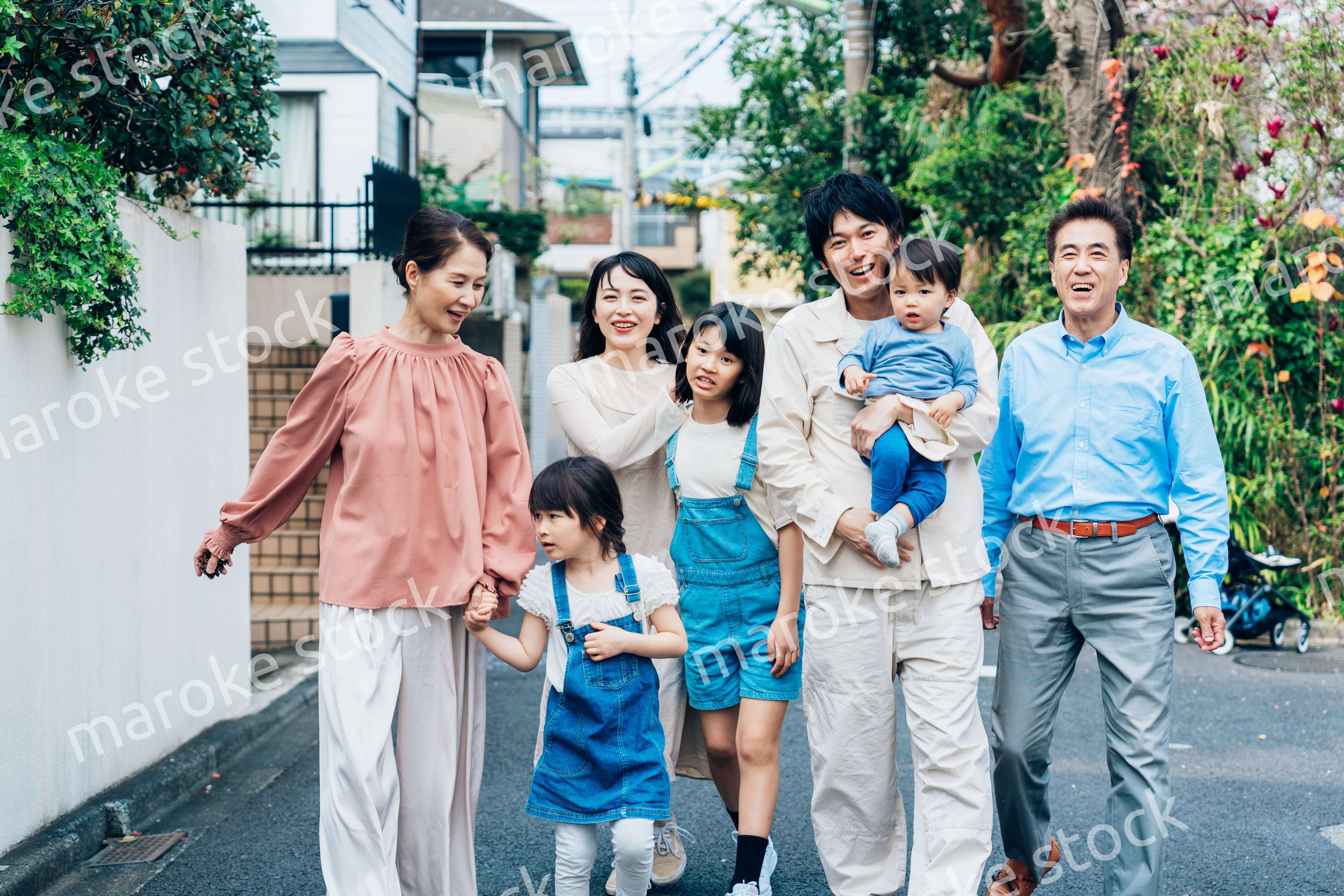 笑顔で外を散歩する3世代のファミリー