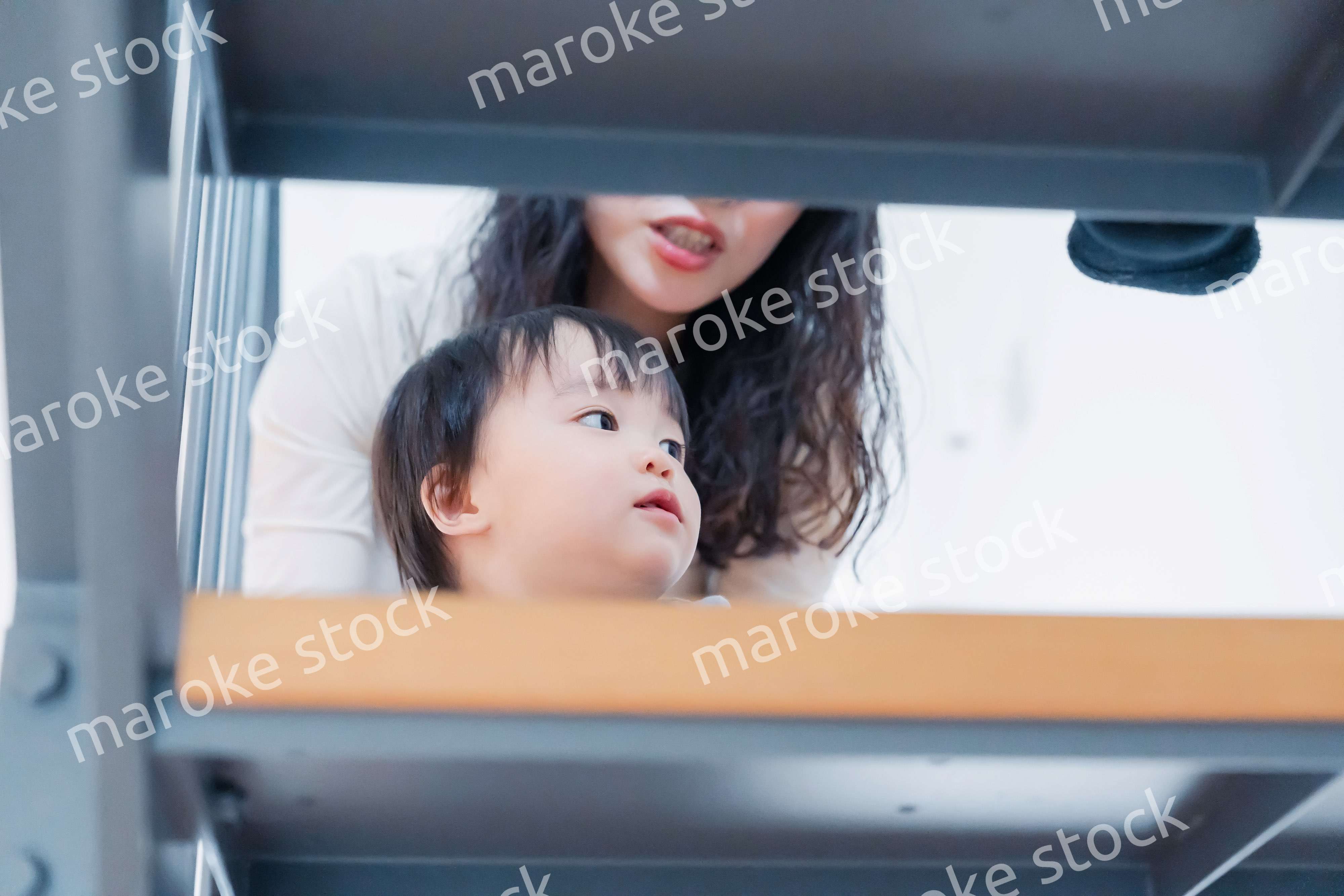 家の階段をハイハイで登る1歳の男の子