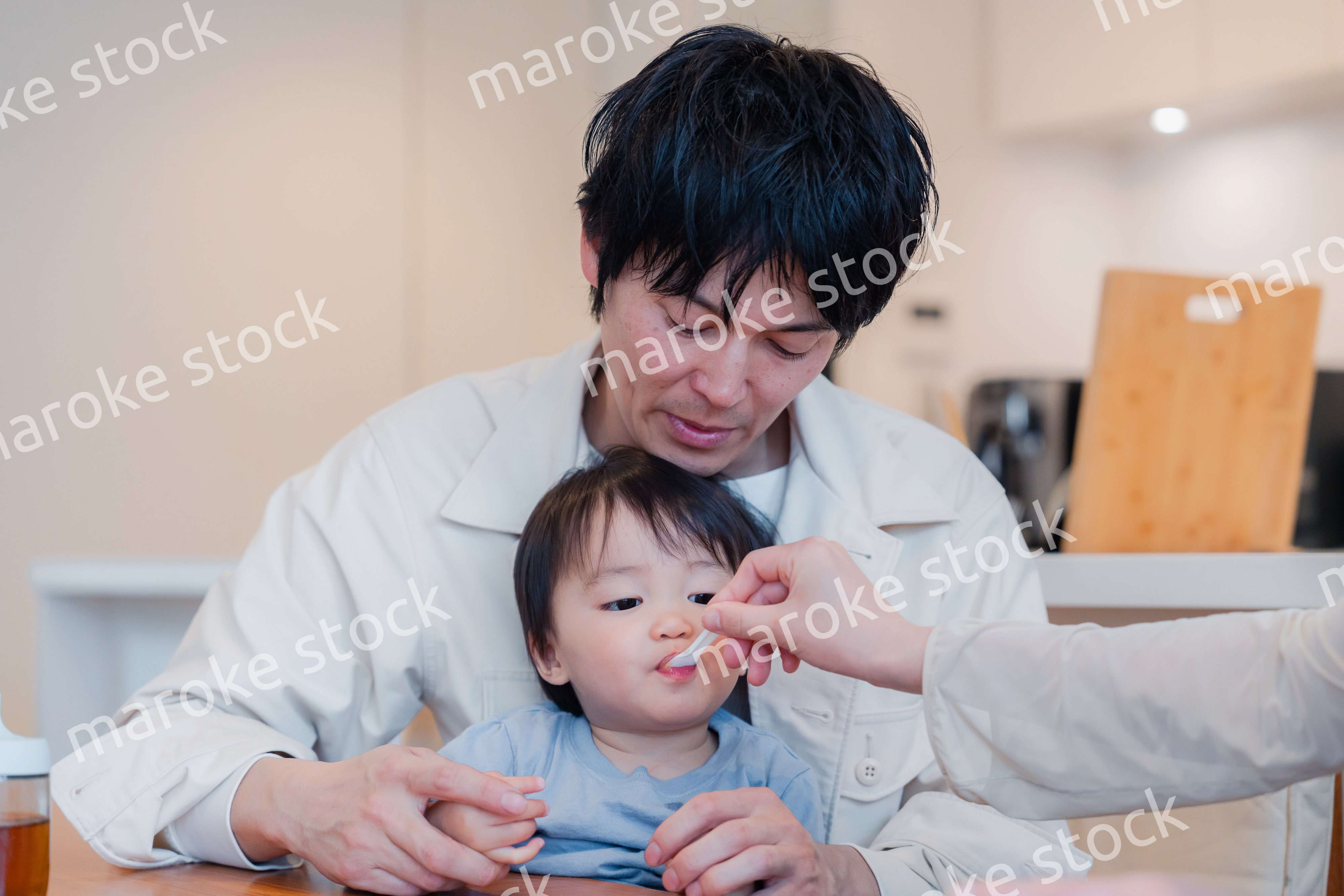 家で離乳食を食べる子供
