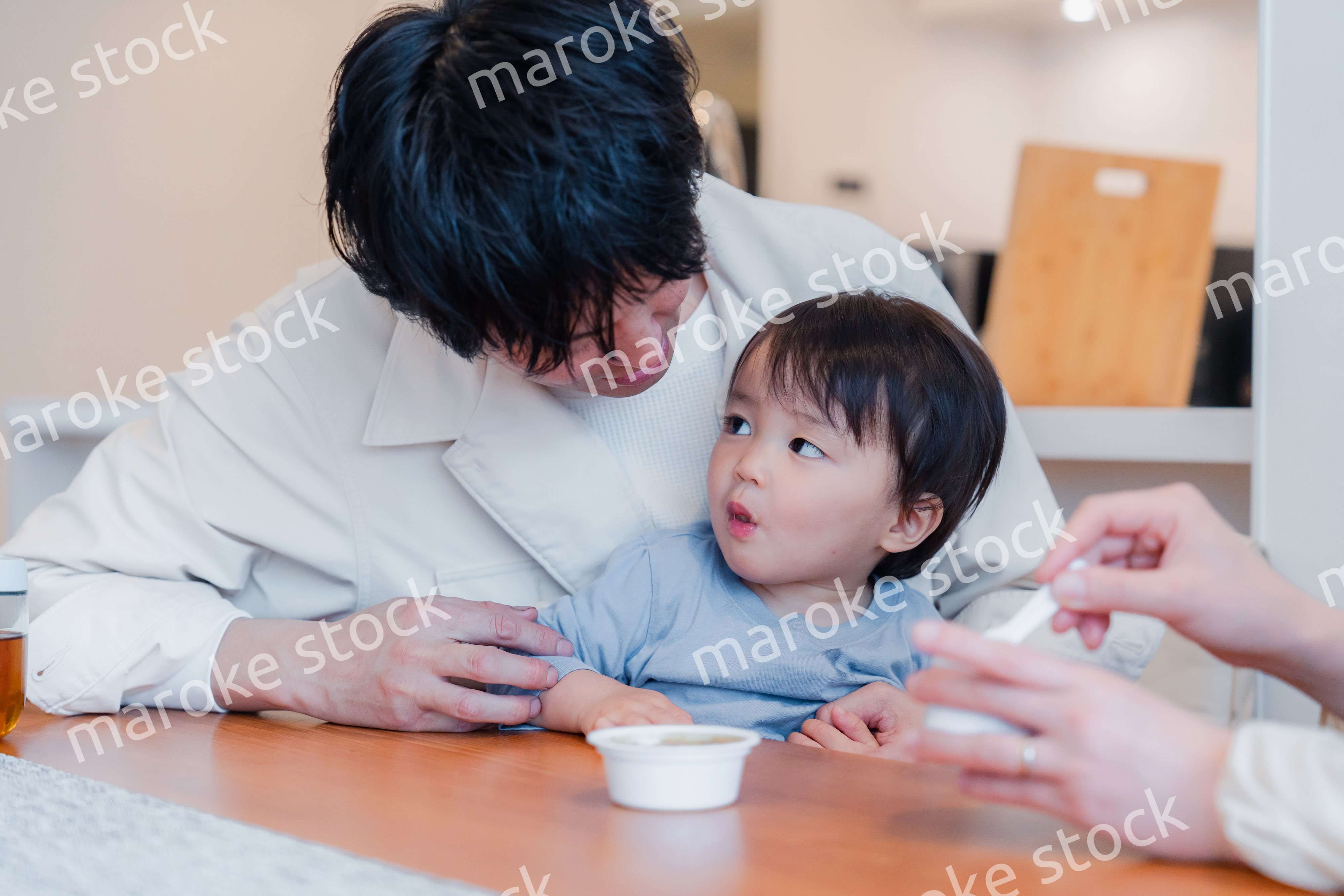 家で離乳食を食べる子供