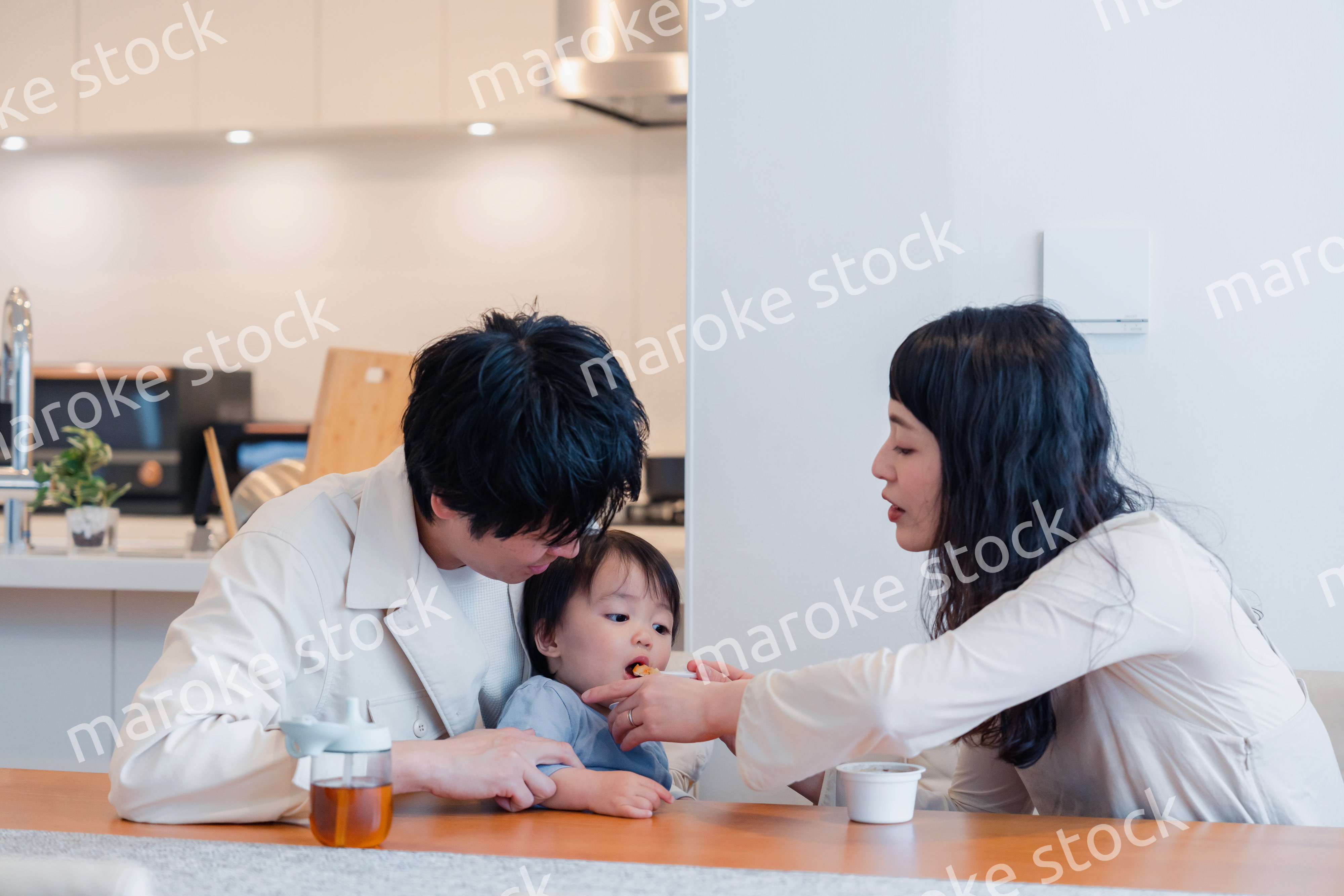 家で離乳食を食べる子供