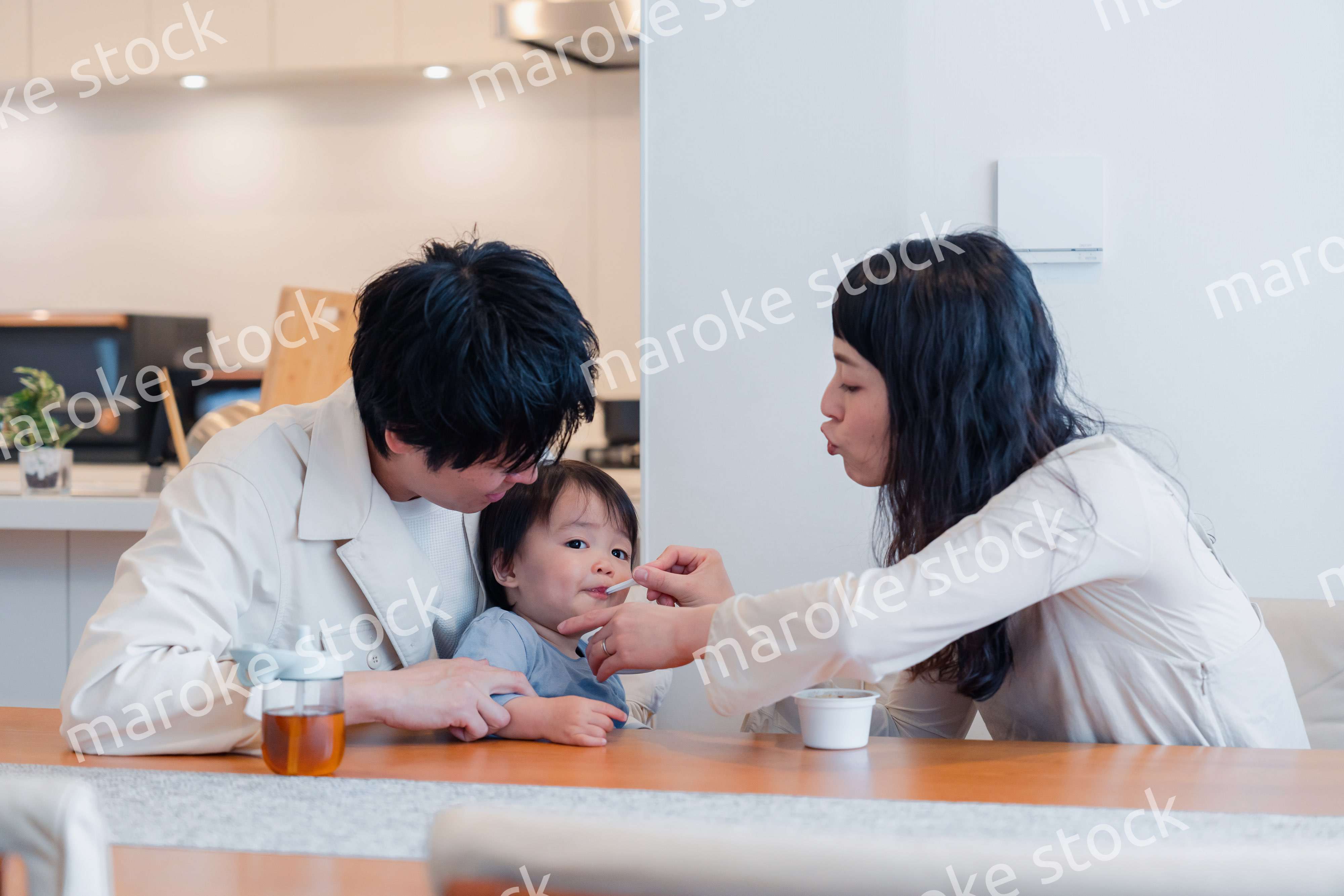 家で離乳食を食べる子供