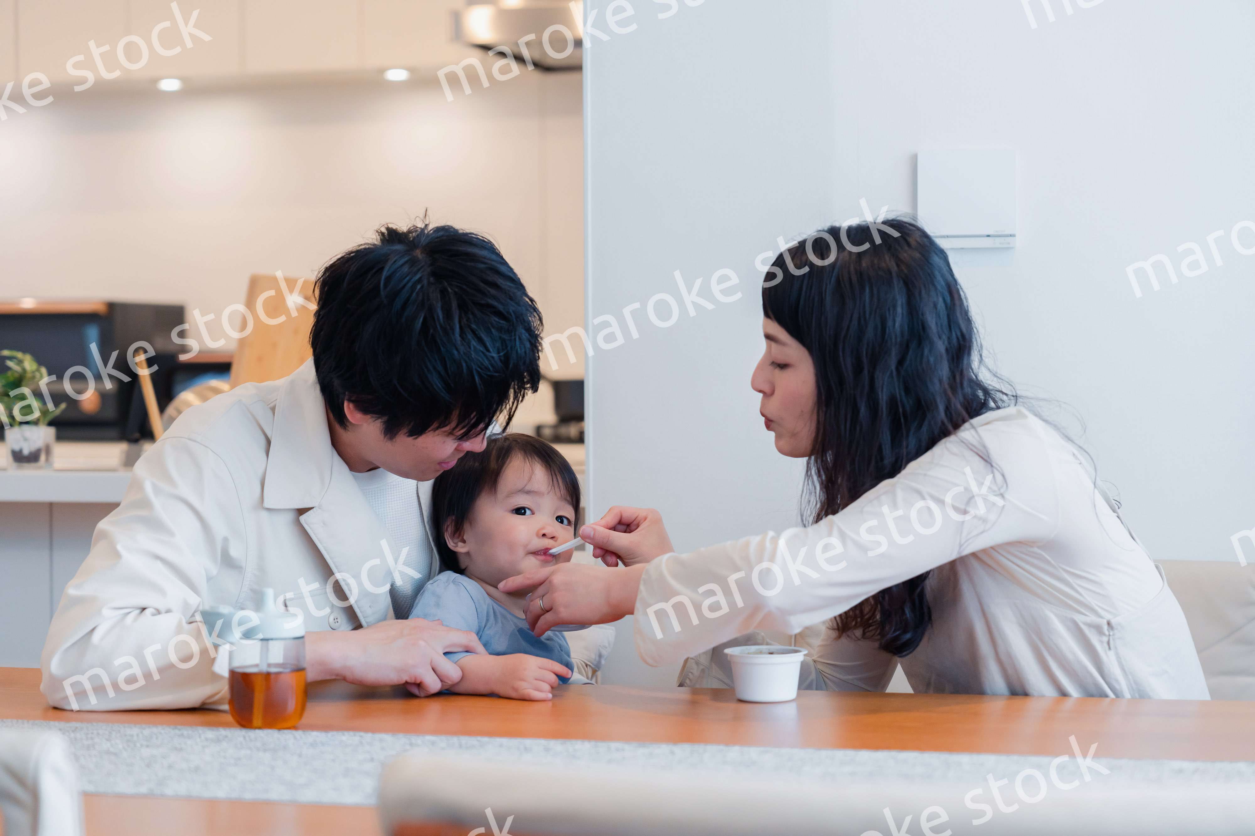 家で離乳食を食べる子供