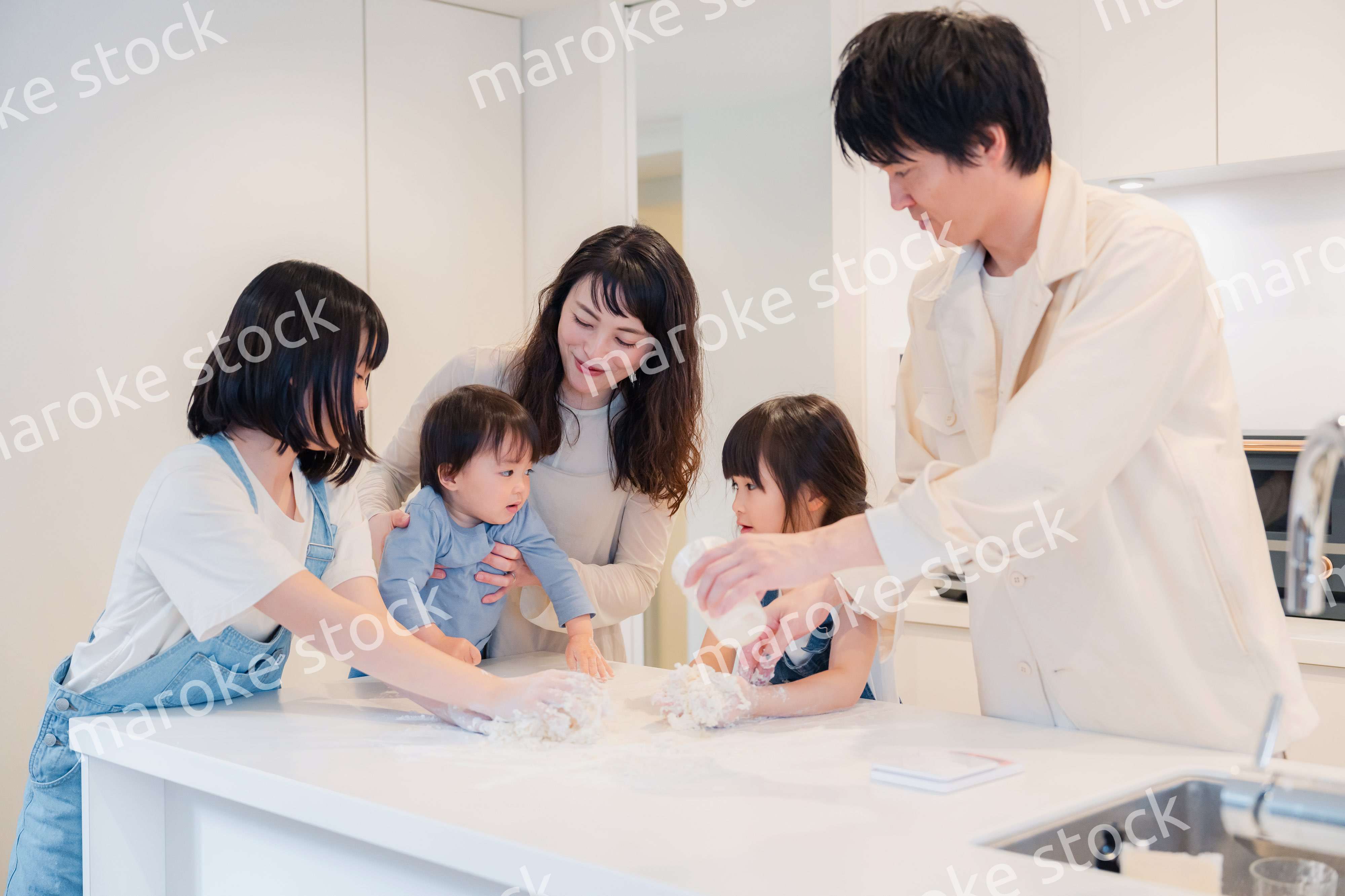 家で仲良くクッキングをする親子