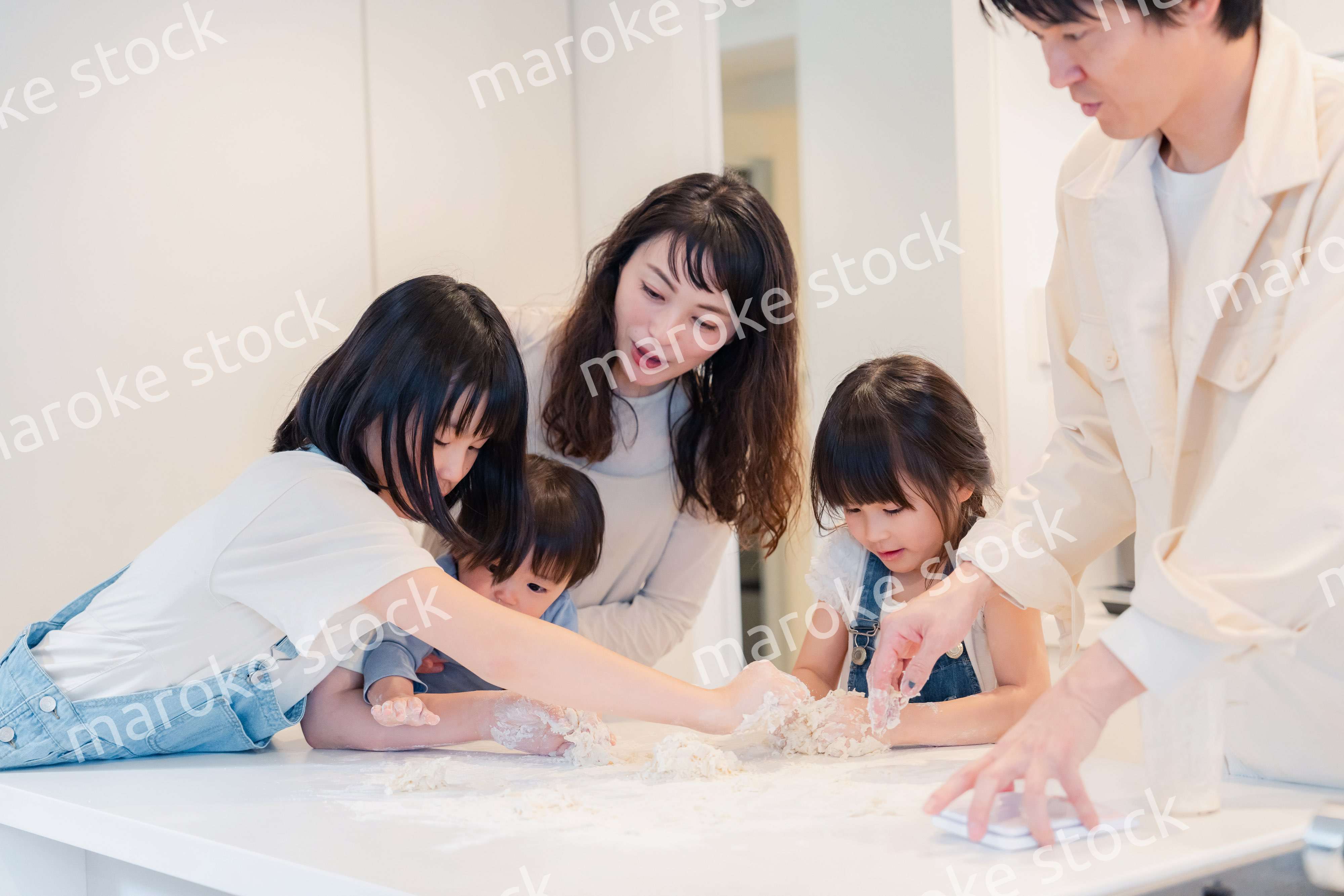 家で仲良くクッキングをする親子