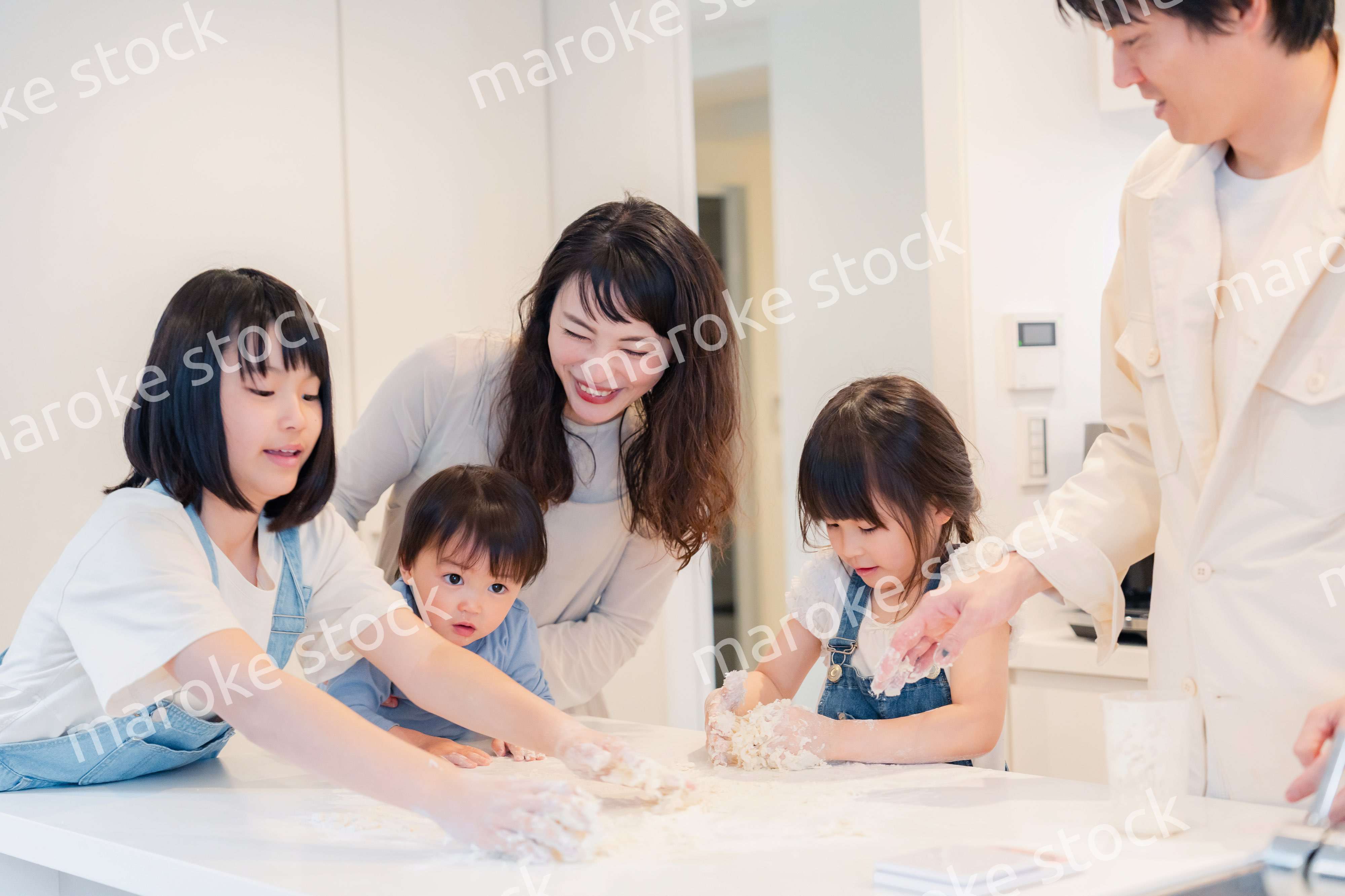 家で仲良くクッキングをする親子