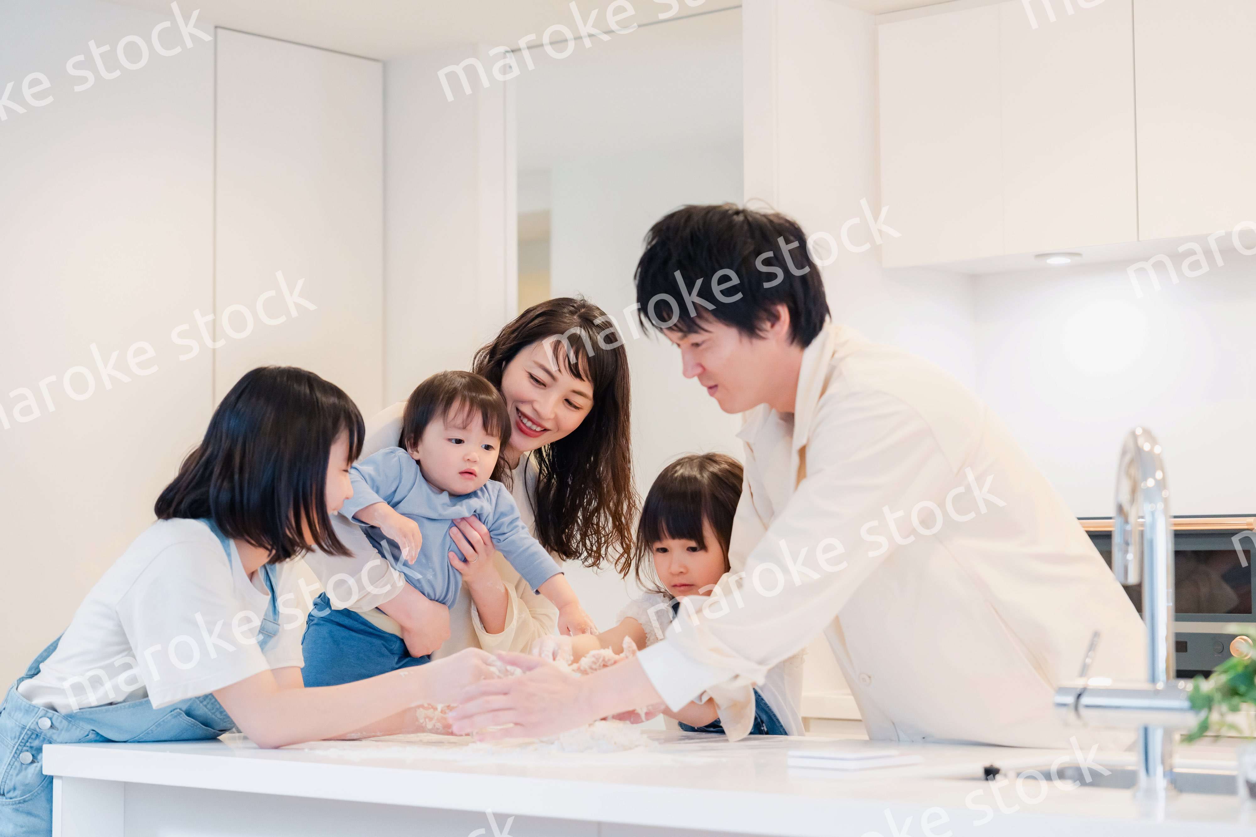 家で仲良くクッキングをする親子