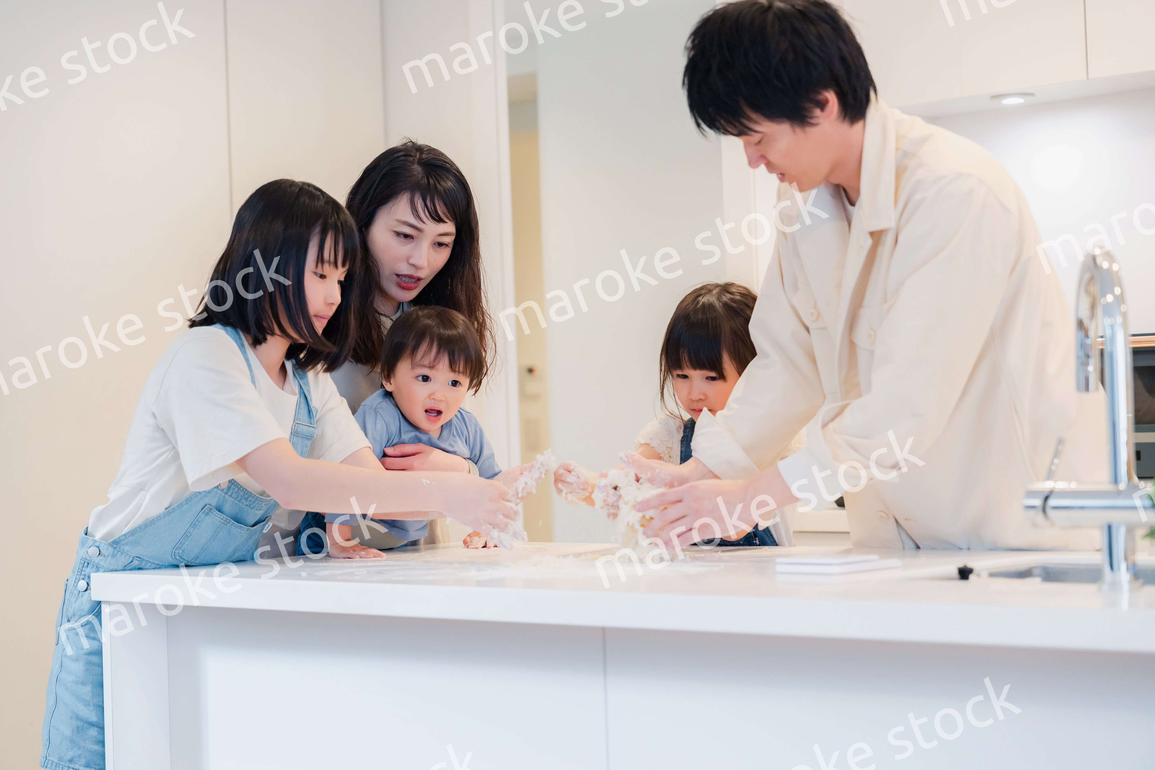 家で仲良くクッキングをする親子