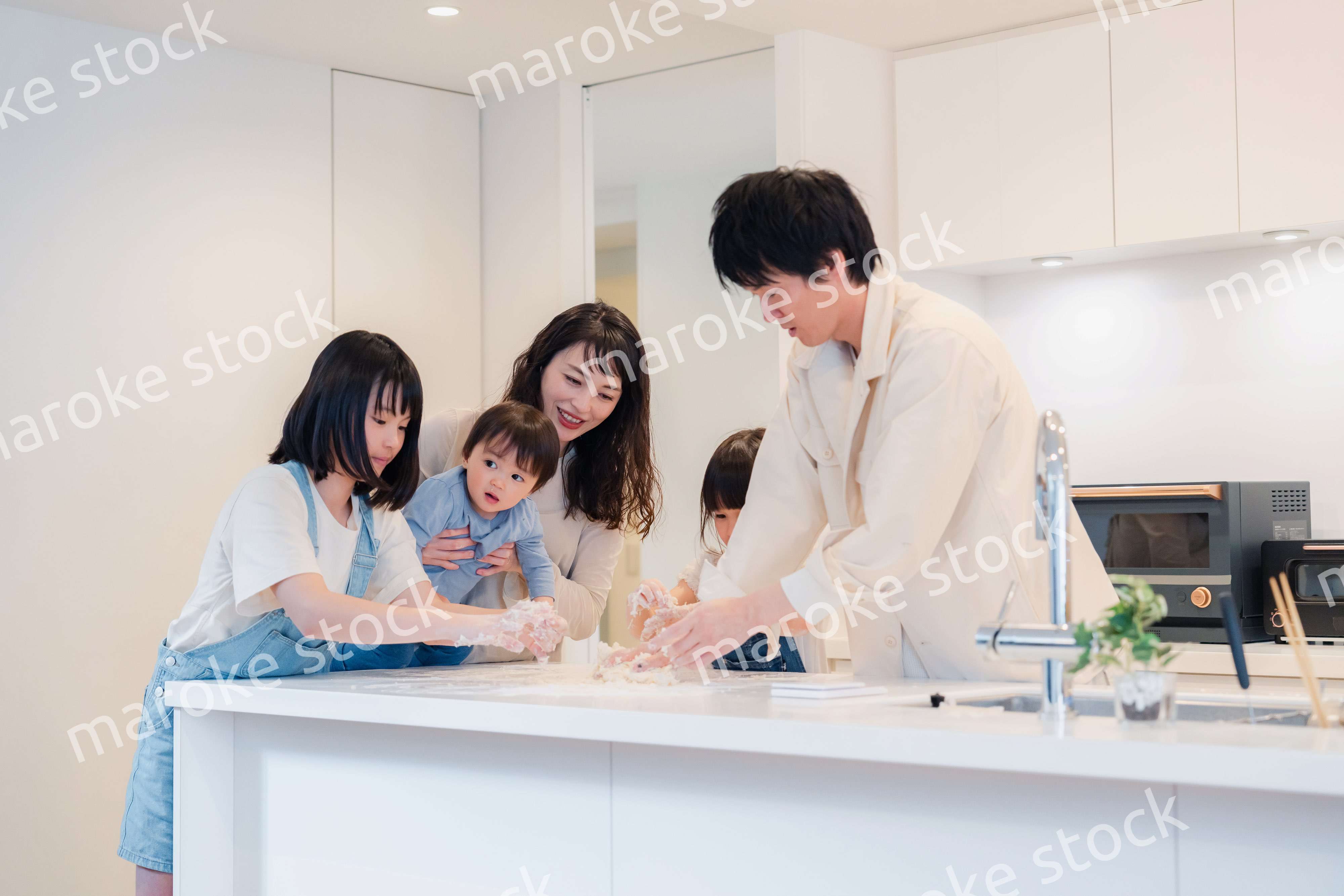 家で仲良くクッキングをする親子