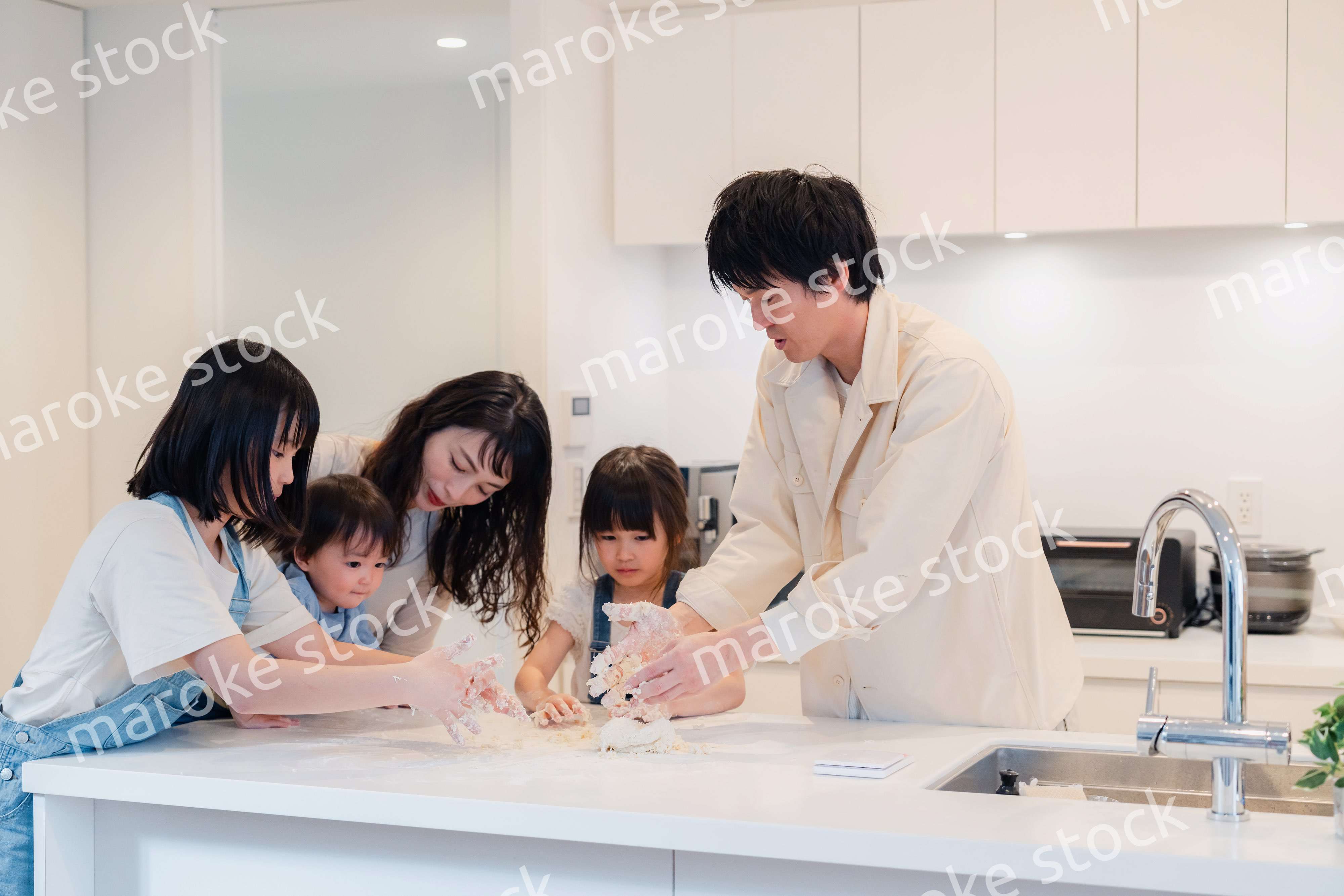 家で仲良くクッキングをする親子