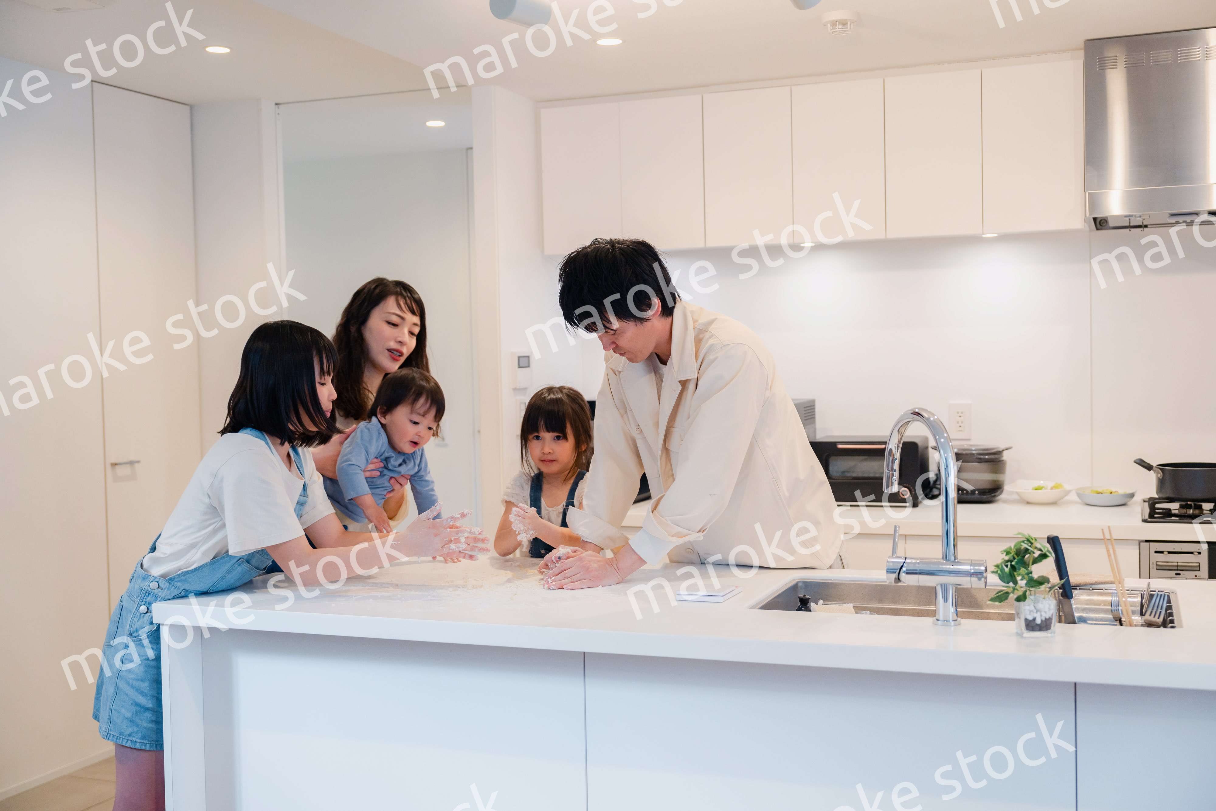 家で仲良くクッキングをする親子