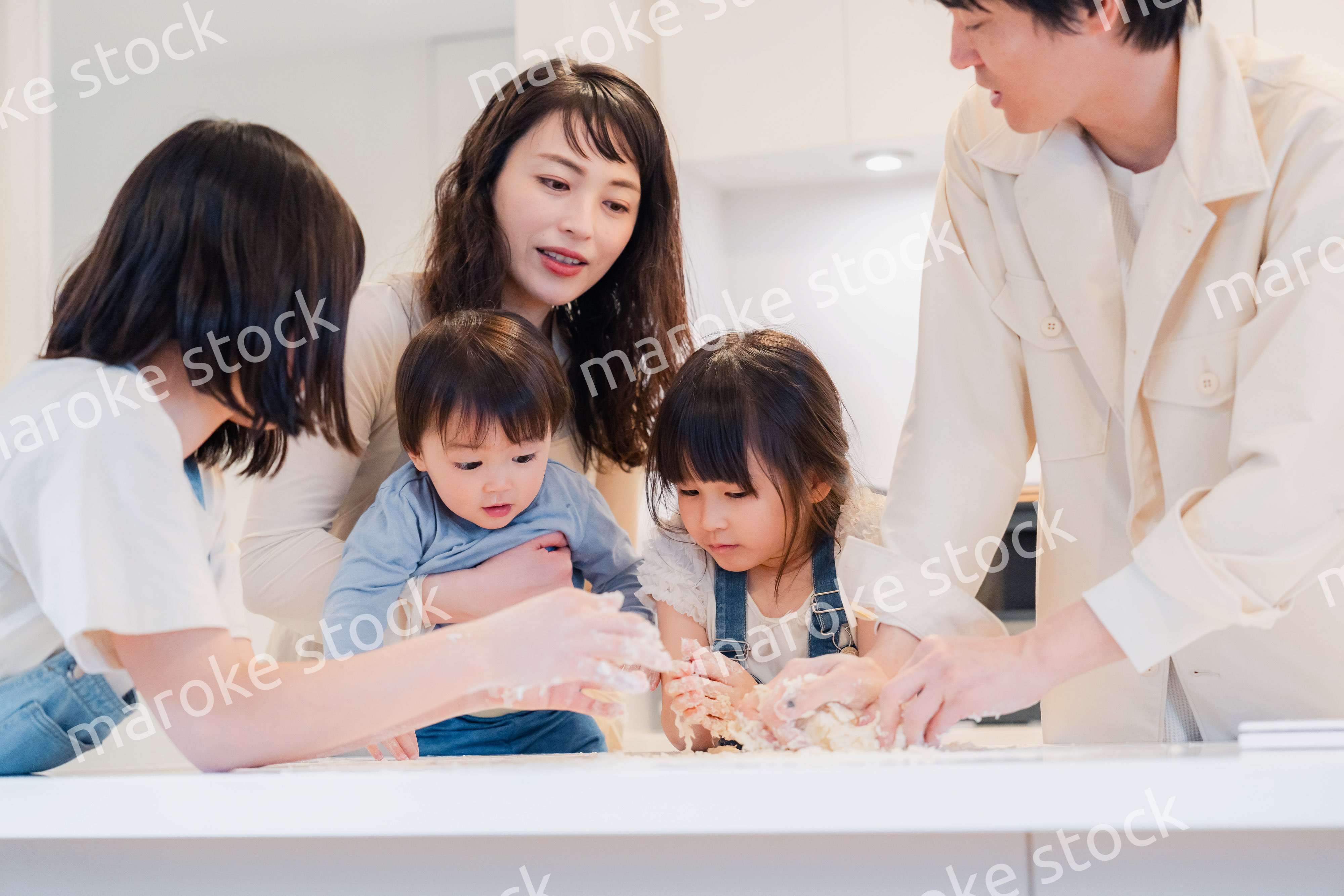 家で仲良くクッキングをする親子