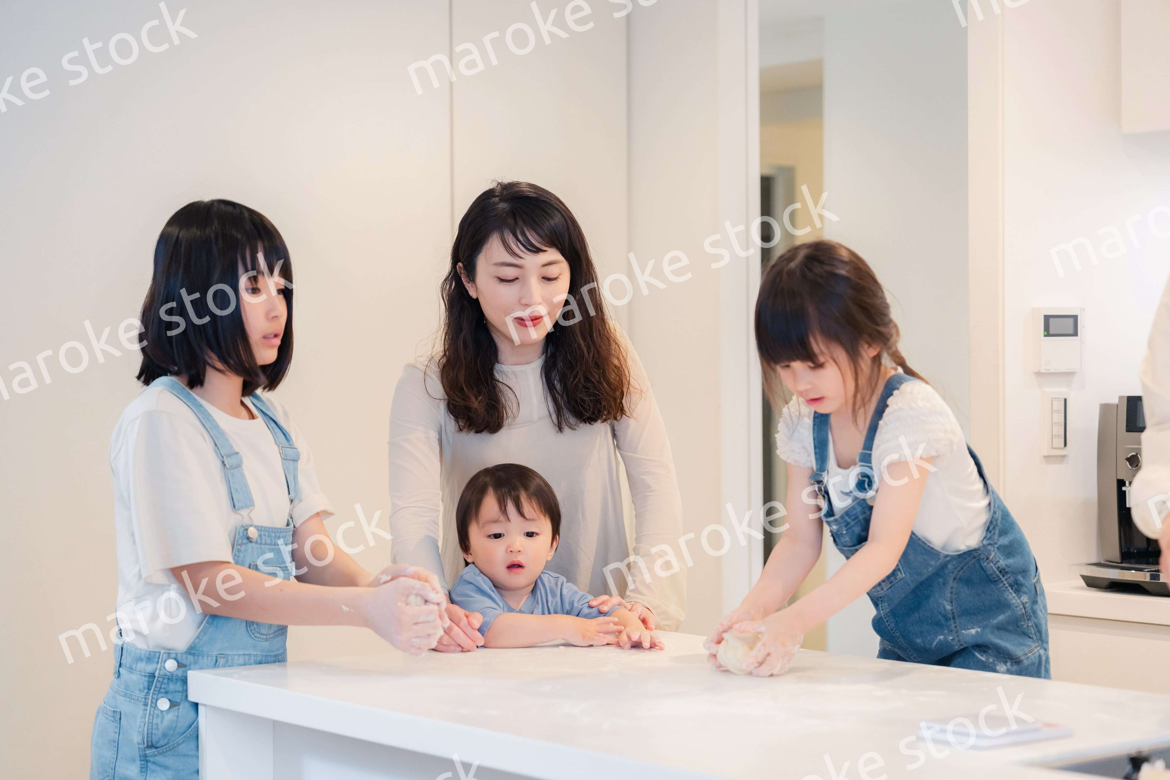 家で仲良くクッキングをする親子