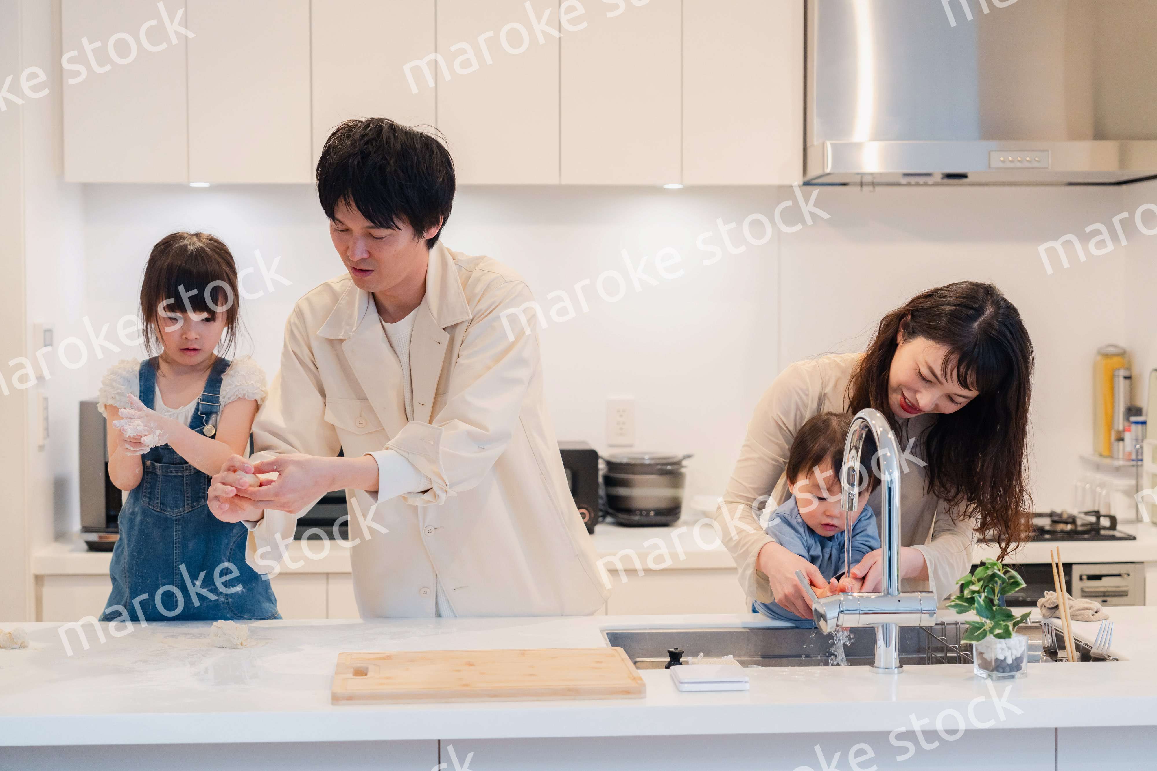 家で仲良くクッキングをする親子