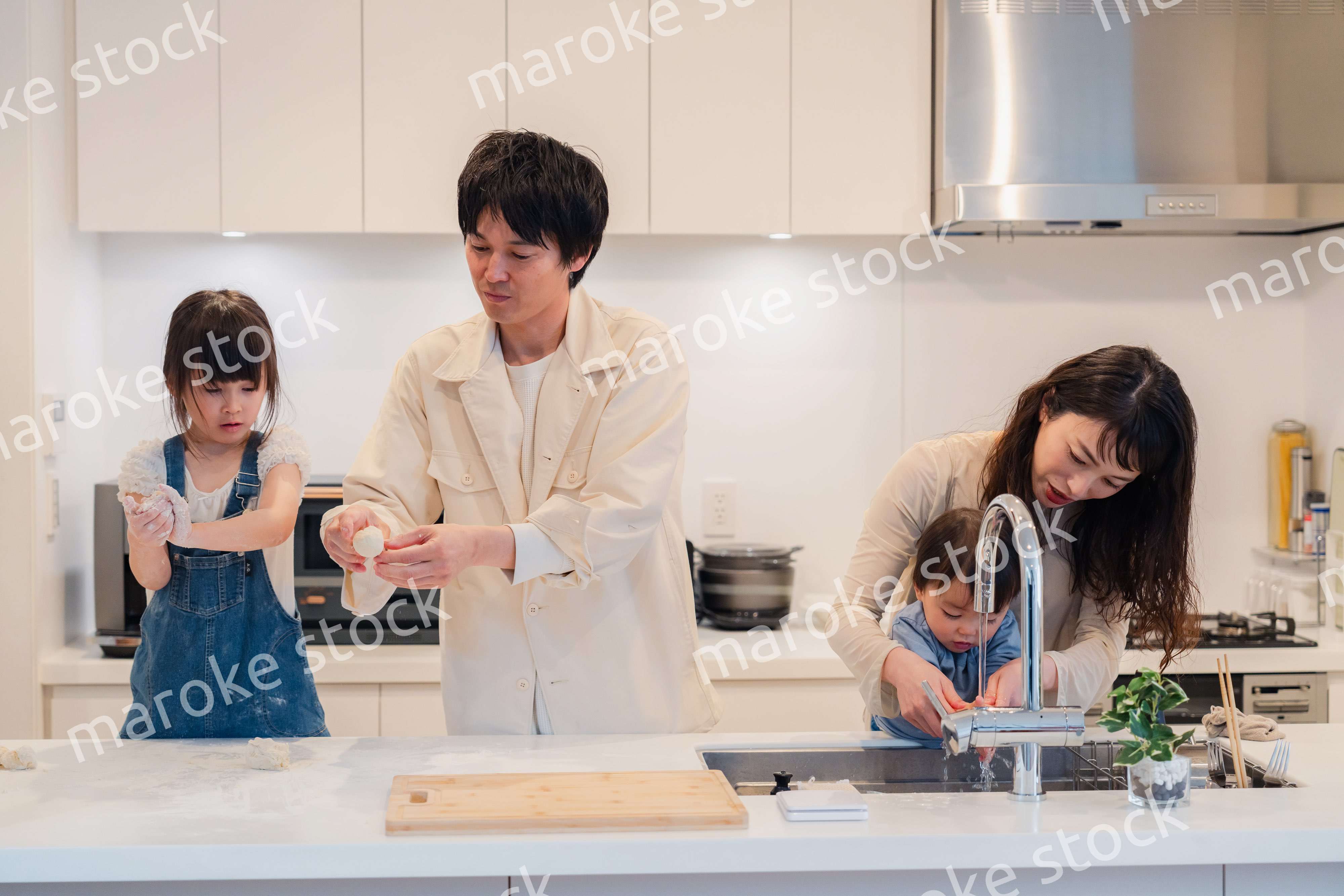 家で仲良くクッキングをする親子