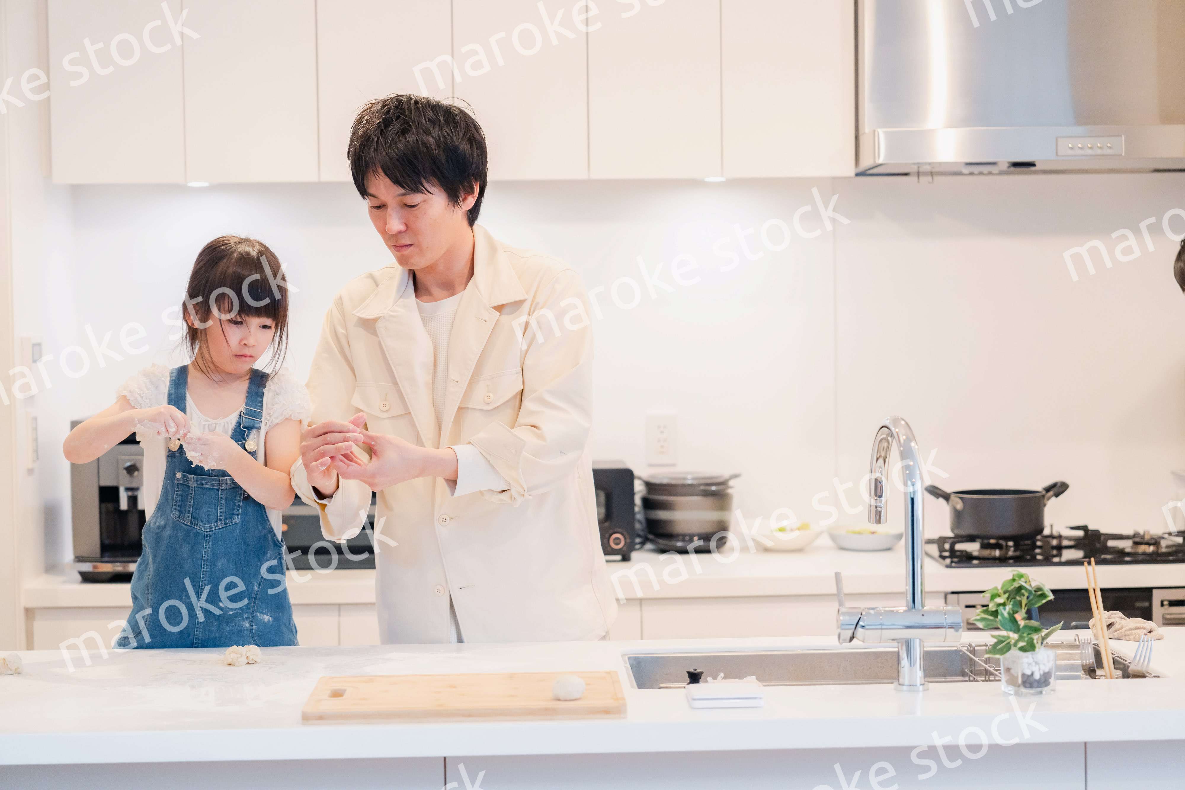 パパと家でクッキングをする女の子