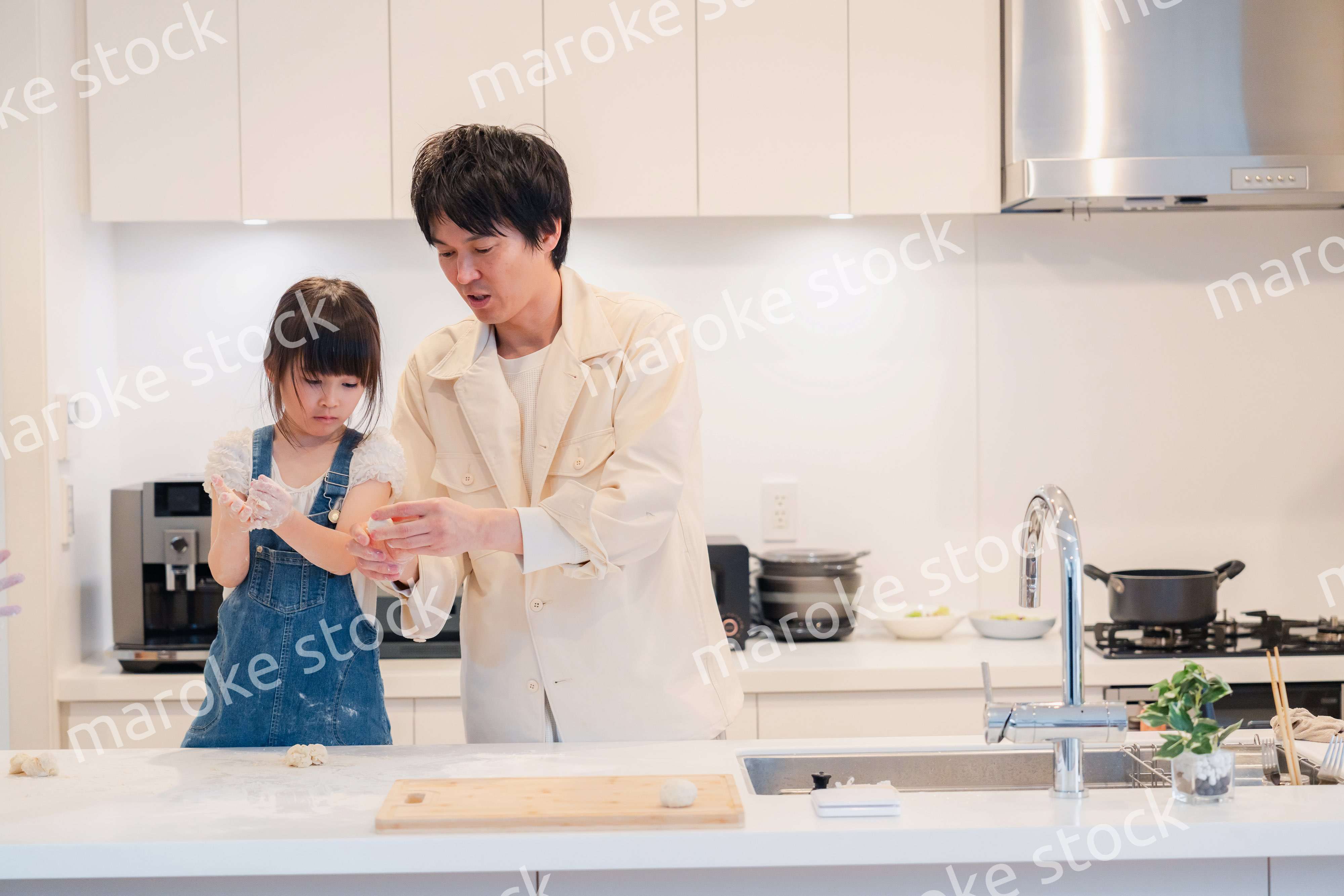 パパと家でクッキングをする女の子