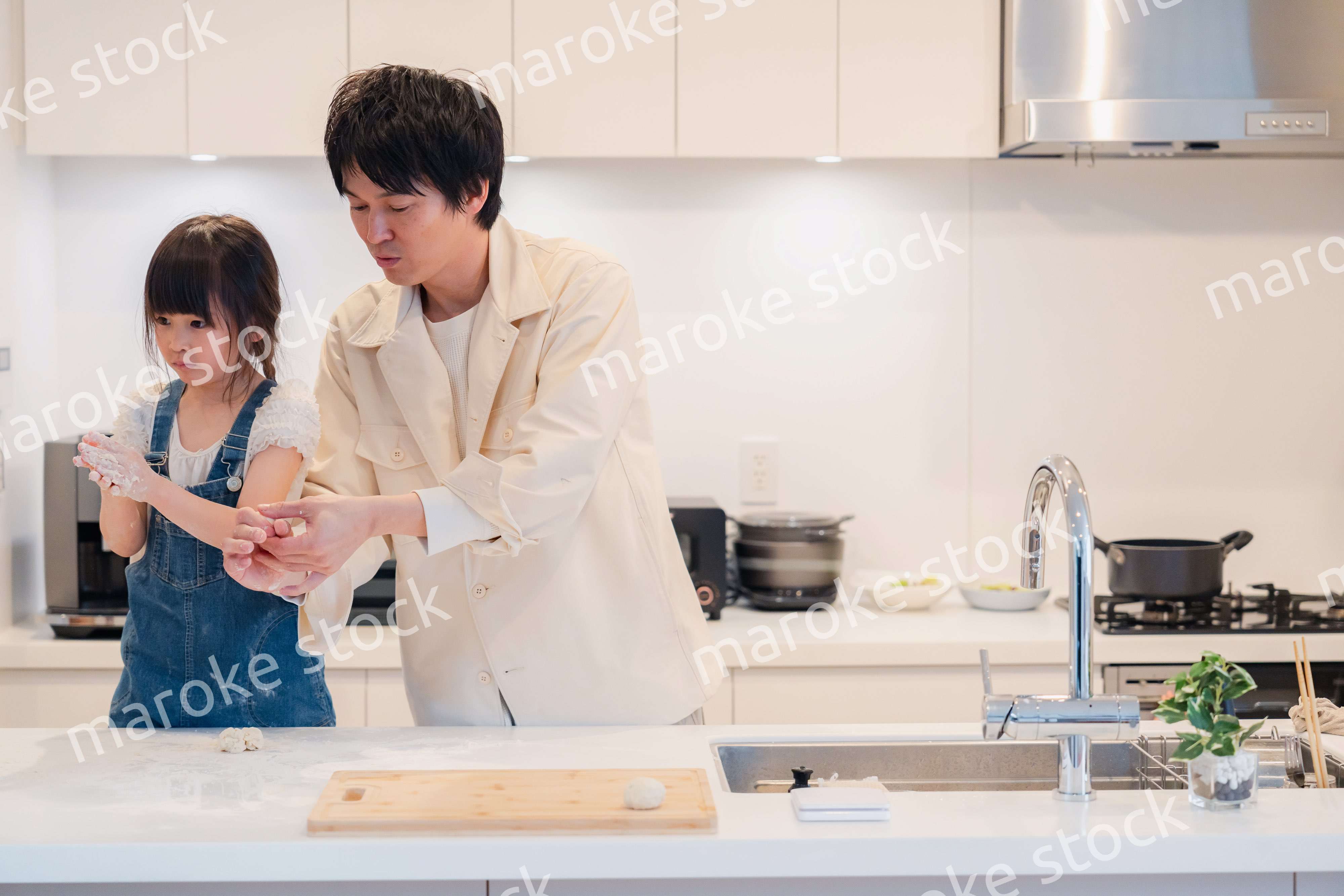 パパと家でクッキングをする女の子