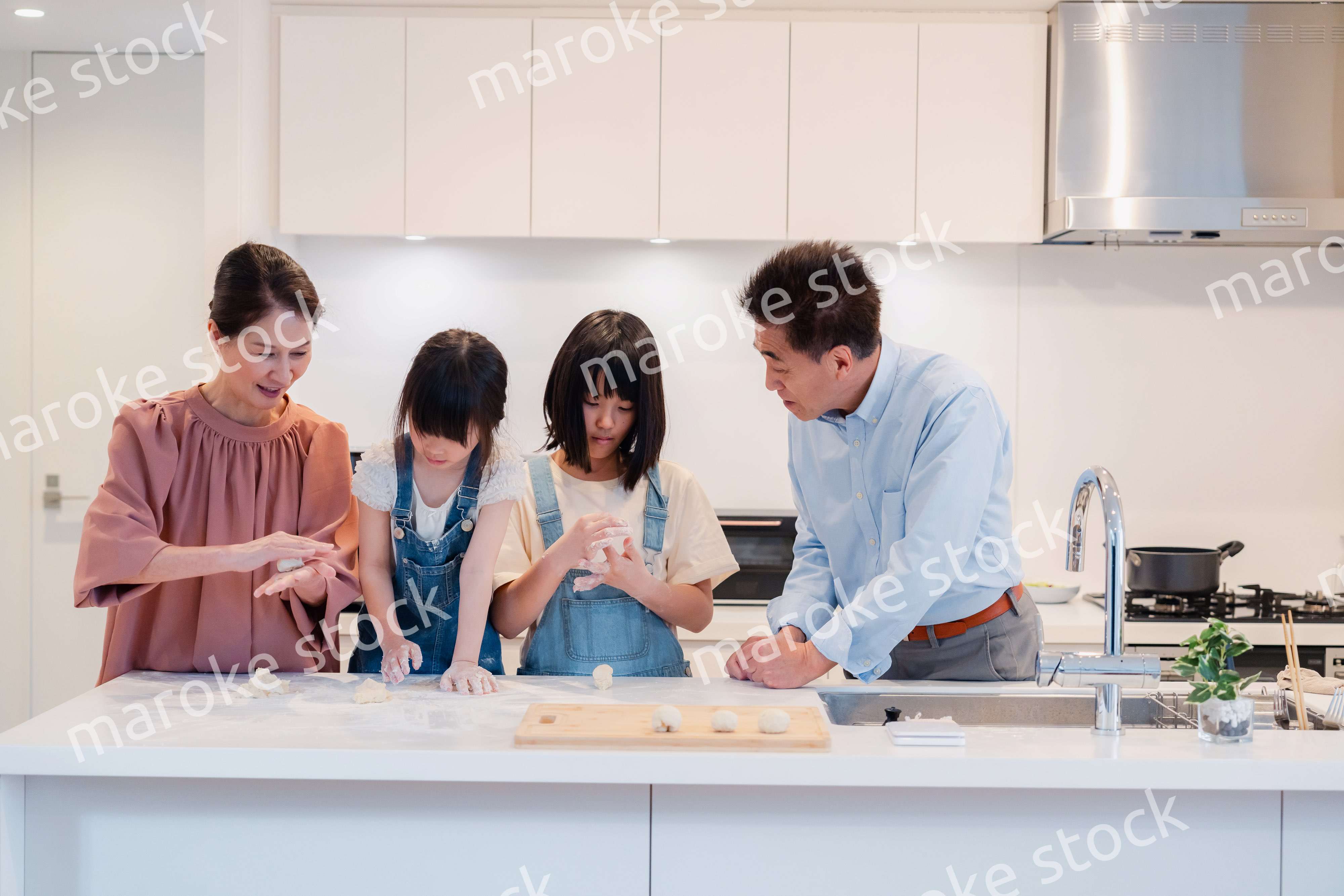 祖父母と一緒に料理をする子どもたち