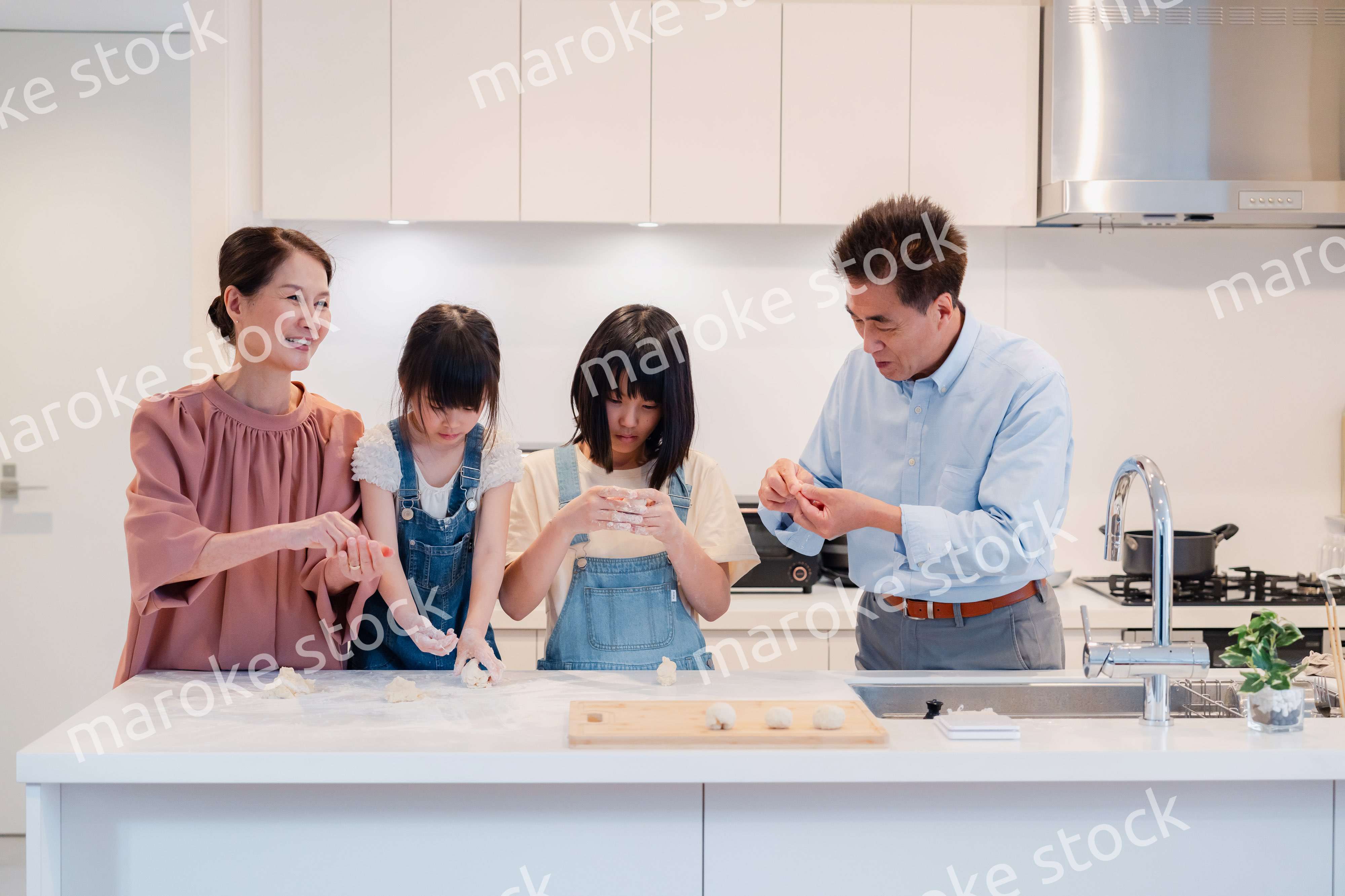 祖父母と一緒に料理をする子どもたち