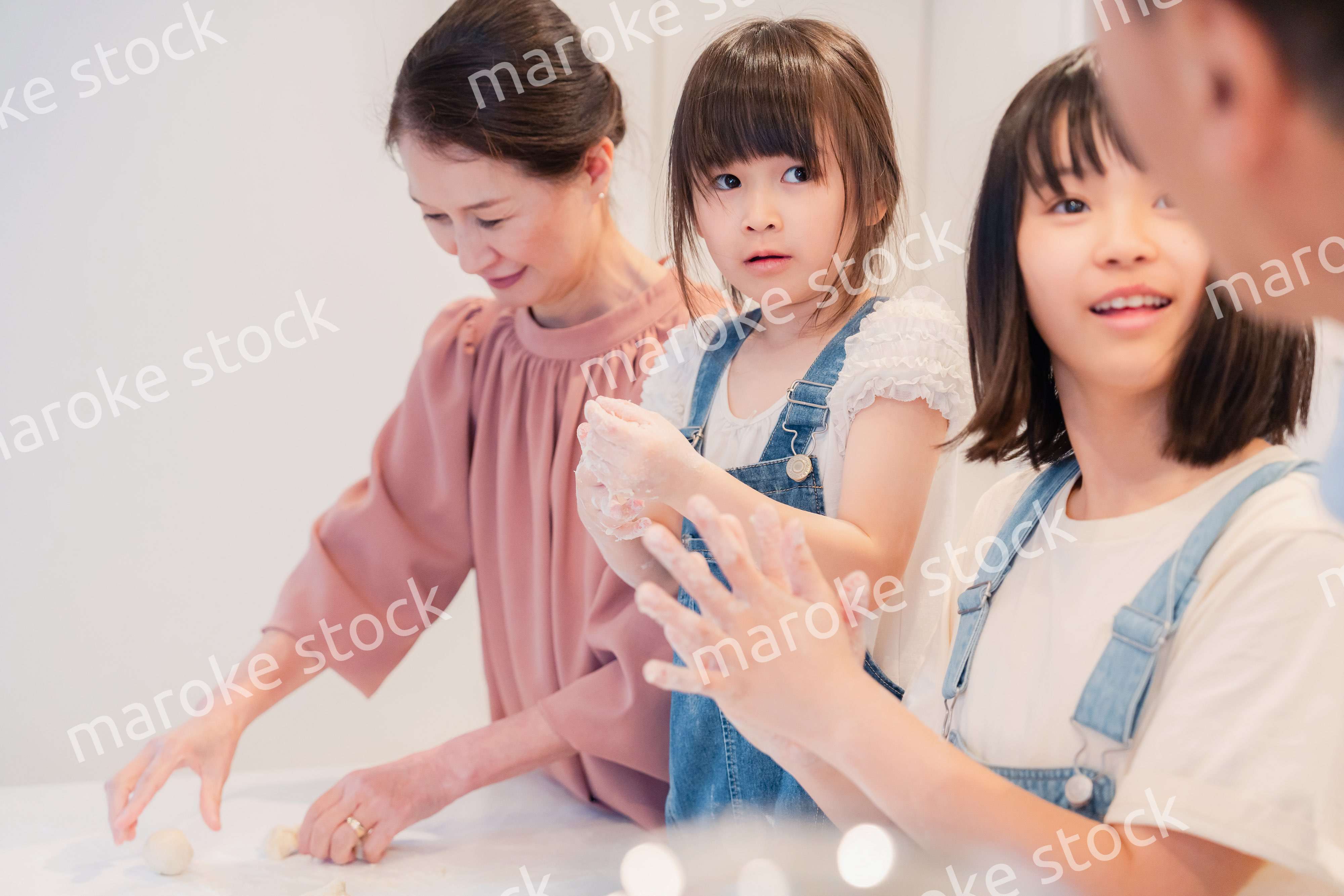 祖父母と一緒に料理をする子どもたち