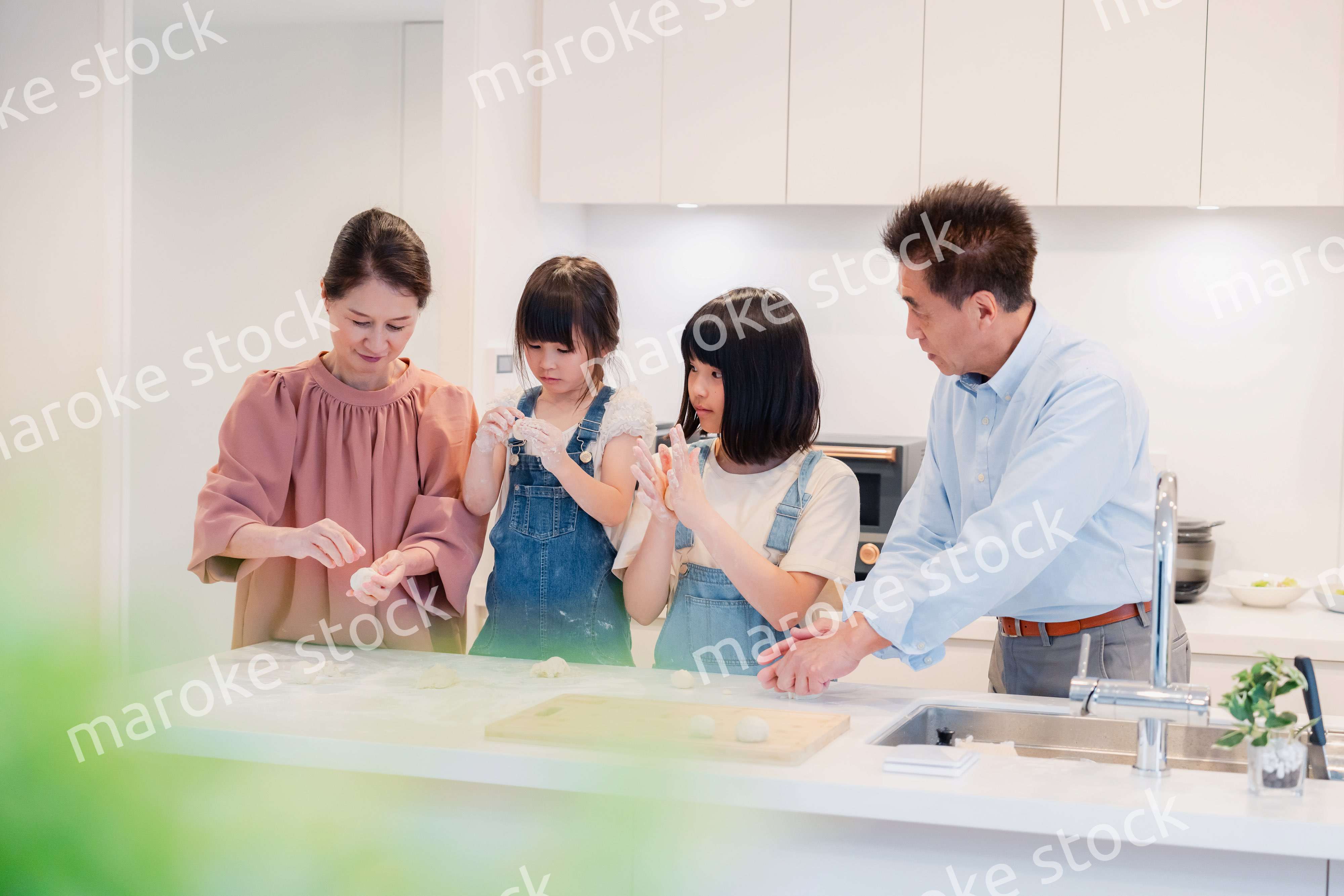 祖父母と一緒に料理をする子どもたち