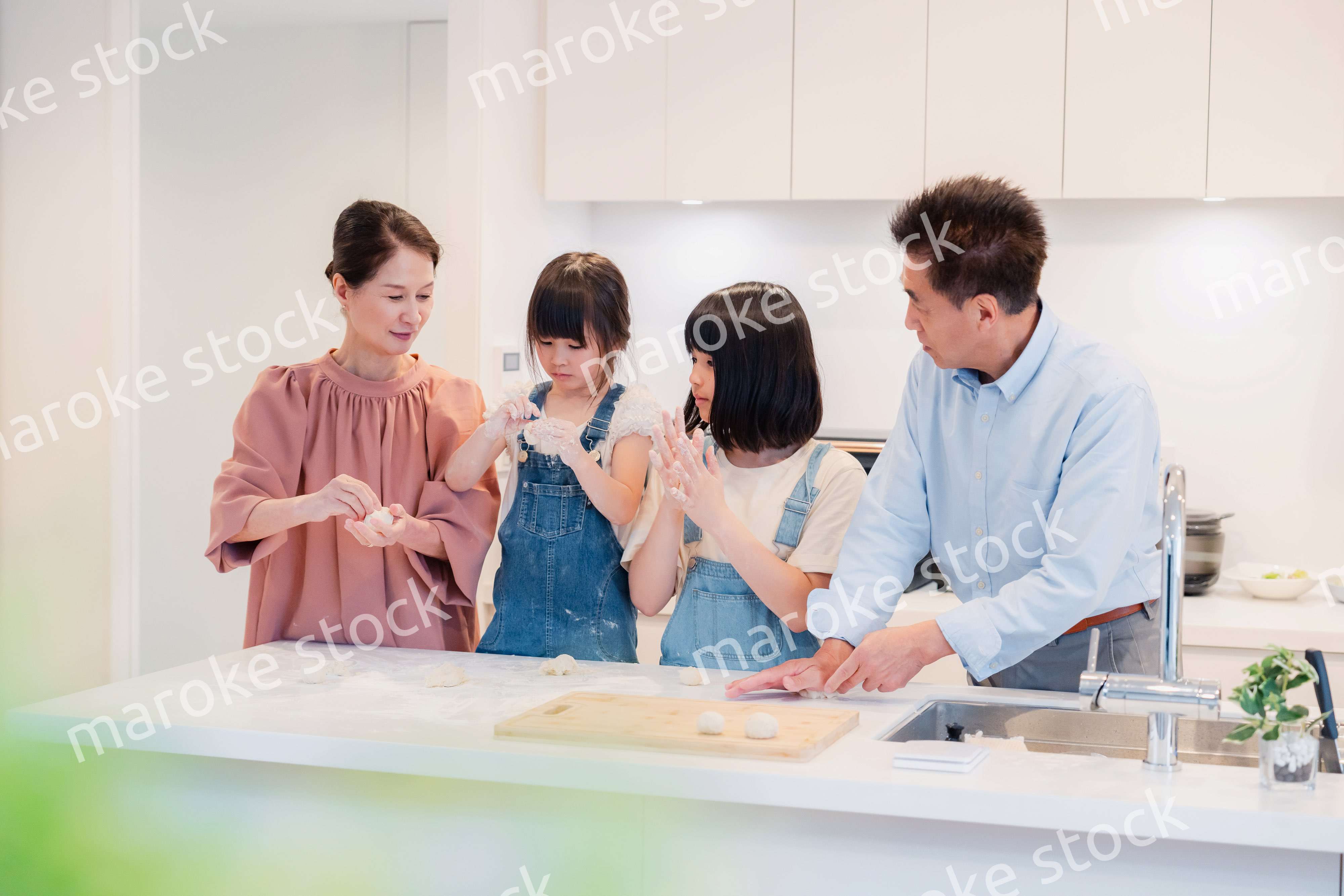 祖父母と一緒に料理をする子どもたち