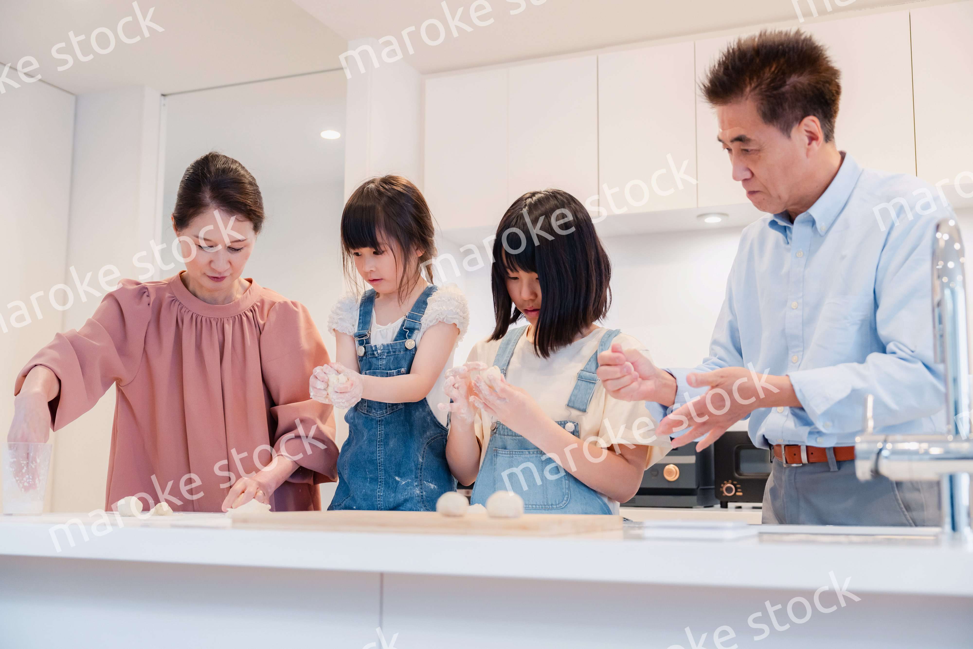 祖父母と一緒に料理をする子どもたち