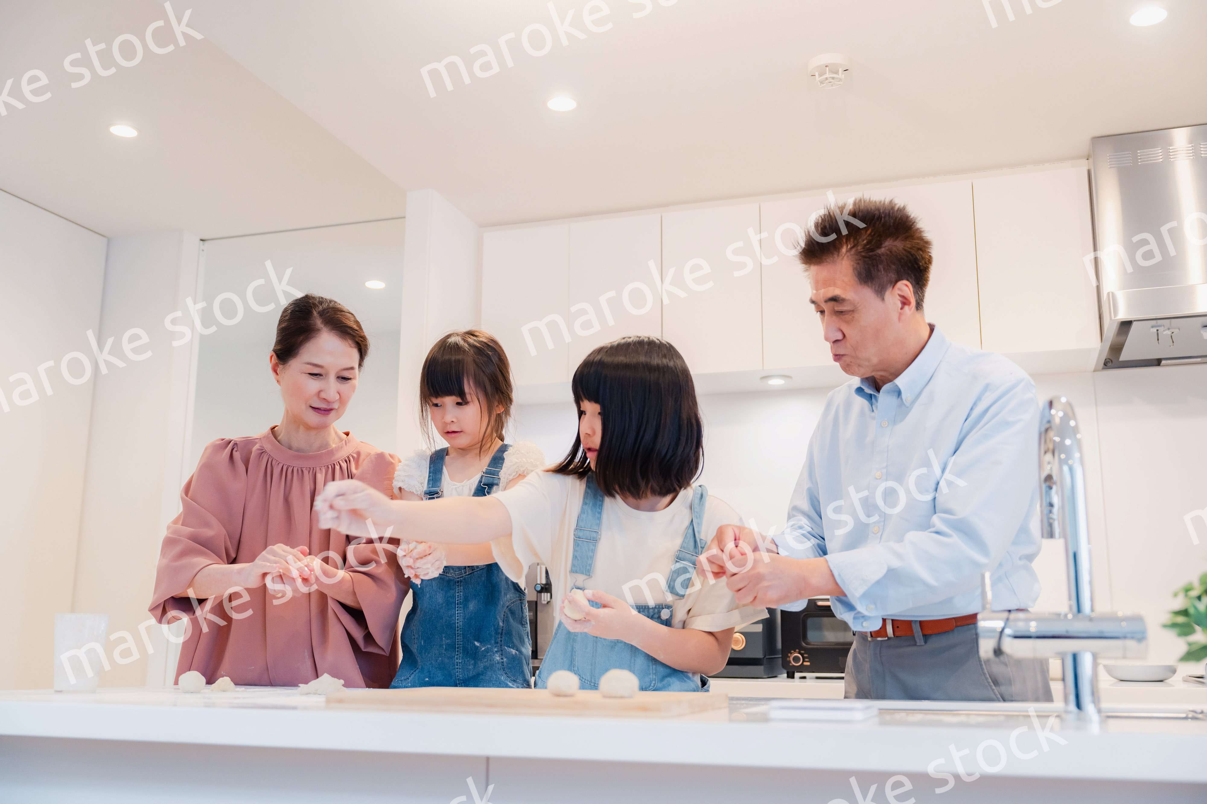 祖父母と一緒に料理をする子どもたち