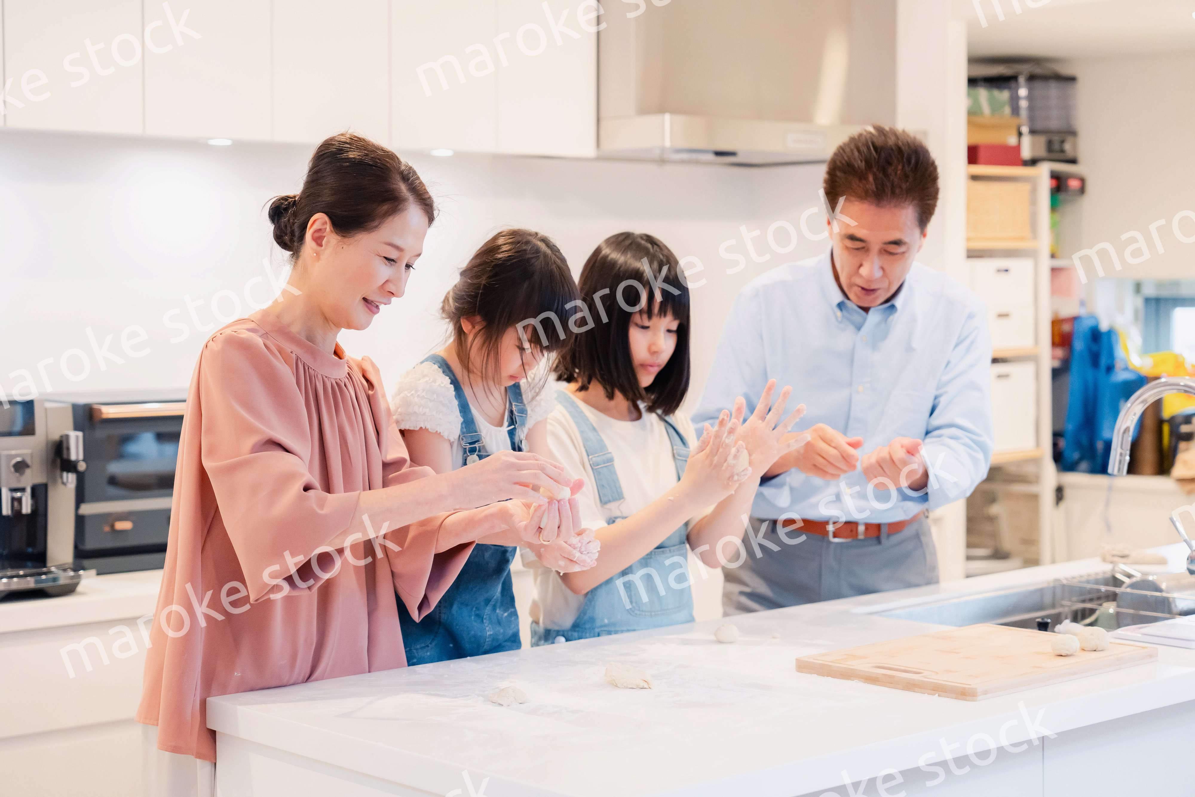 祖父母と一緒に料理をする子どもたち