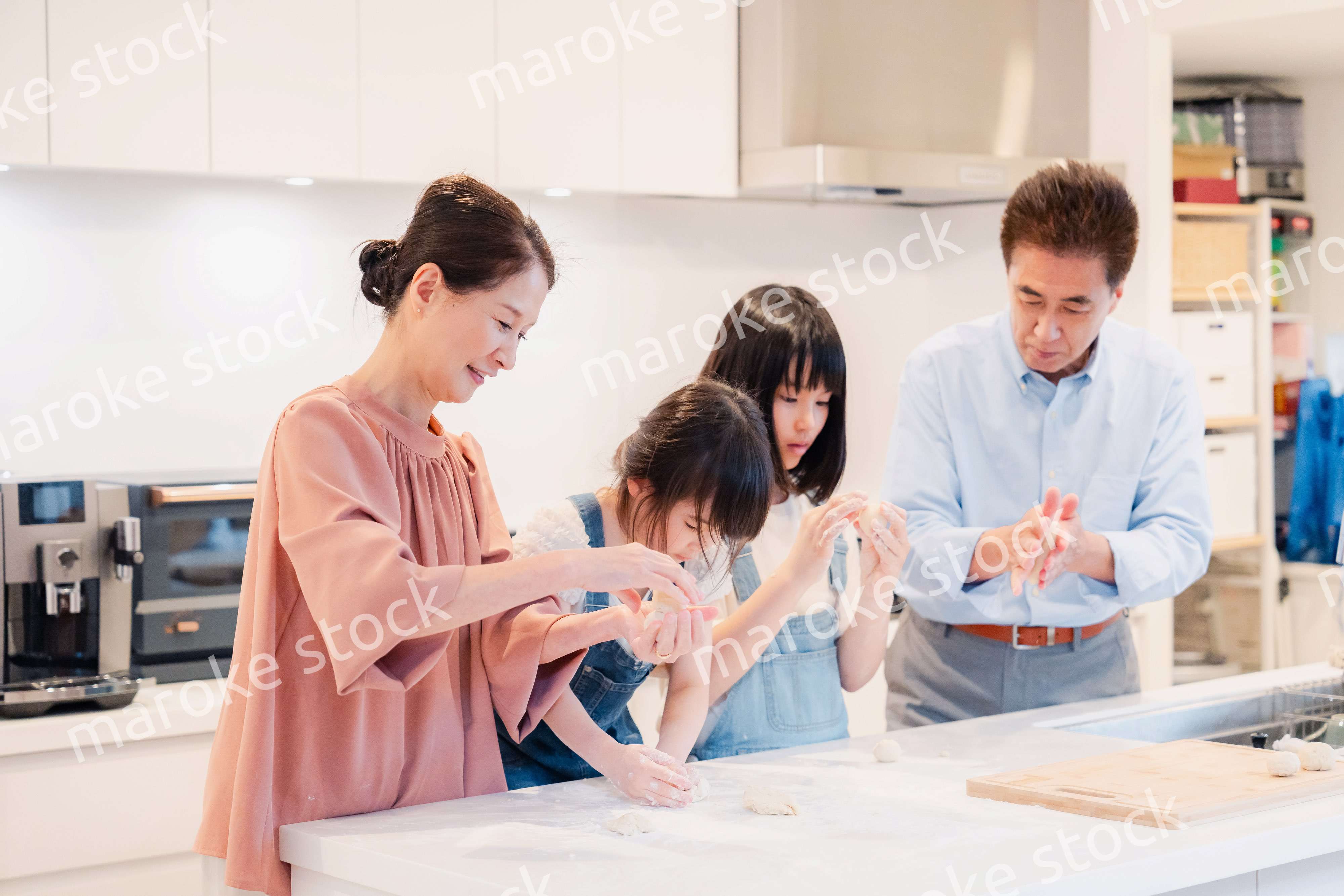 祖父母と一緒に料理をする子どもたち