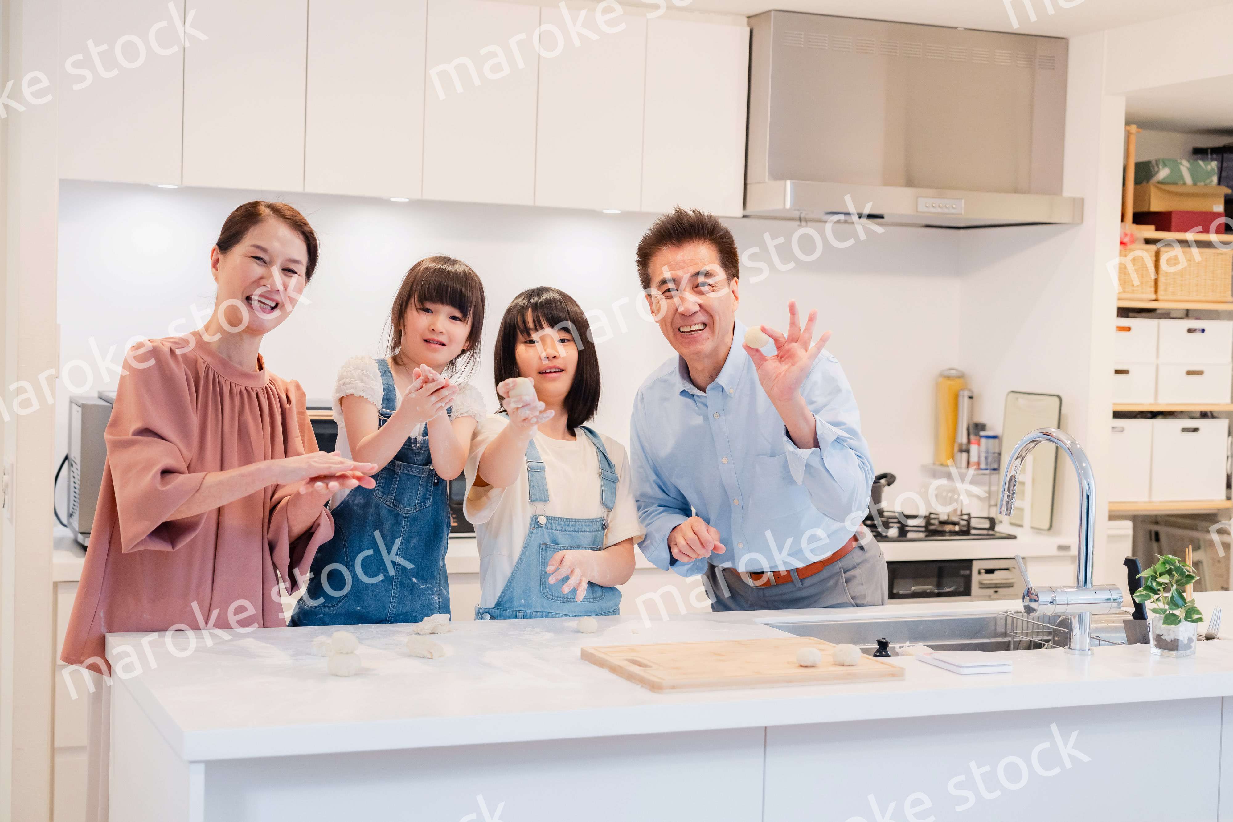 祖父母と一緒に料理をする子どもたち