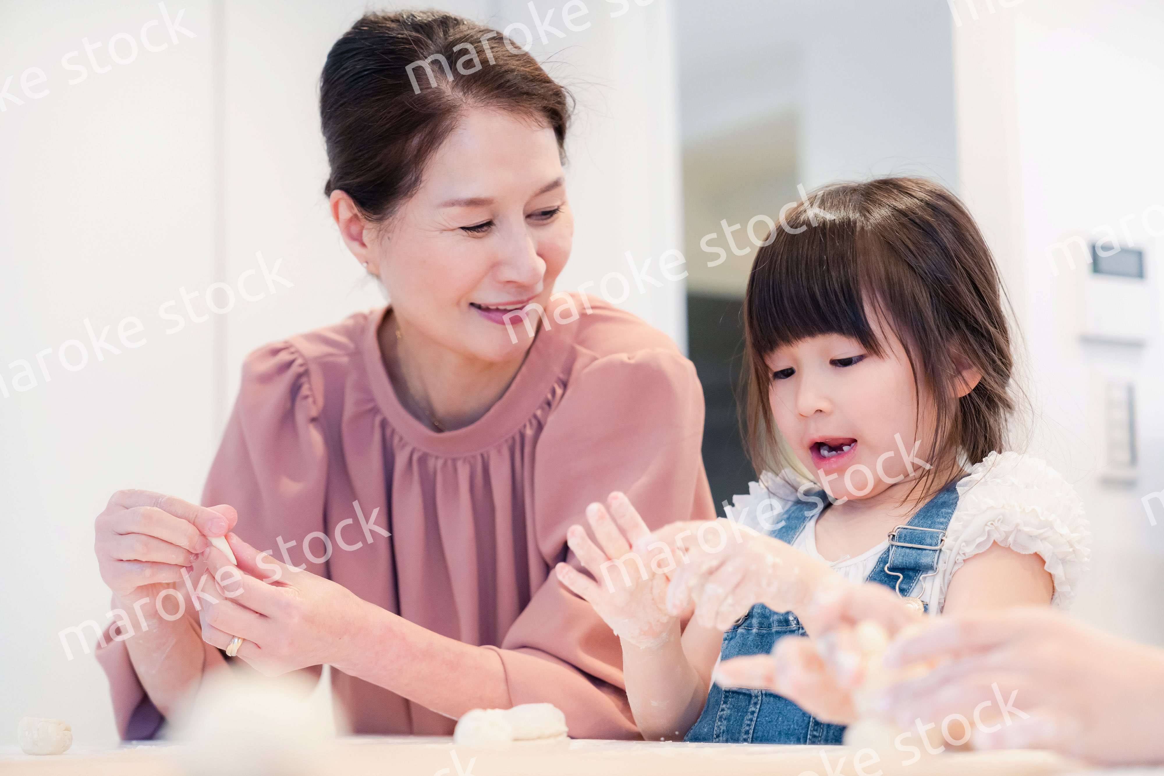 孫と一緒にお菓子作りをするおばあちゃん