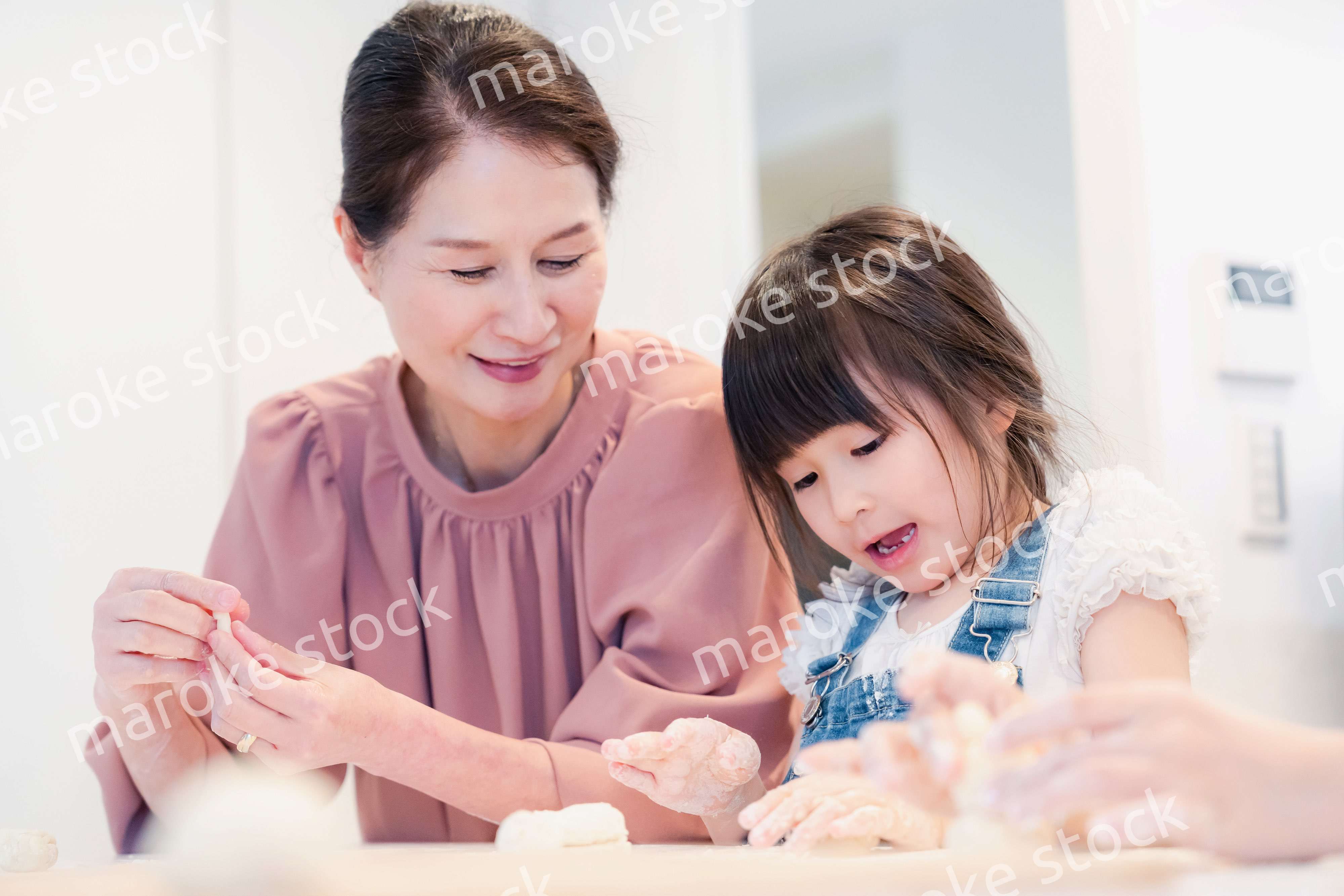 孫と一緒にお菓子作りをするおばあちゃん