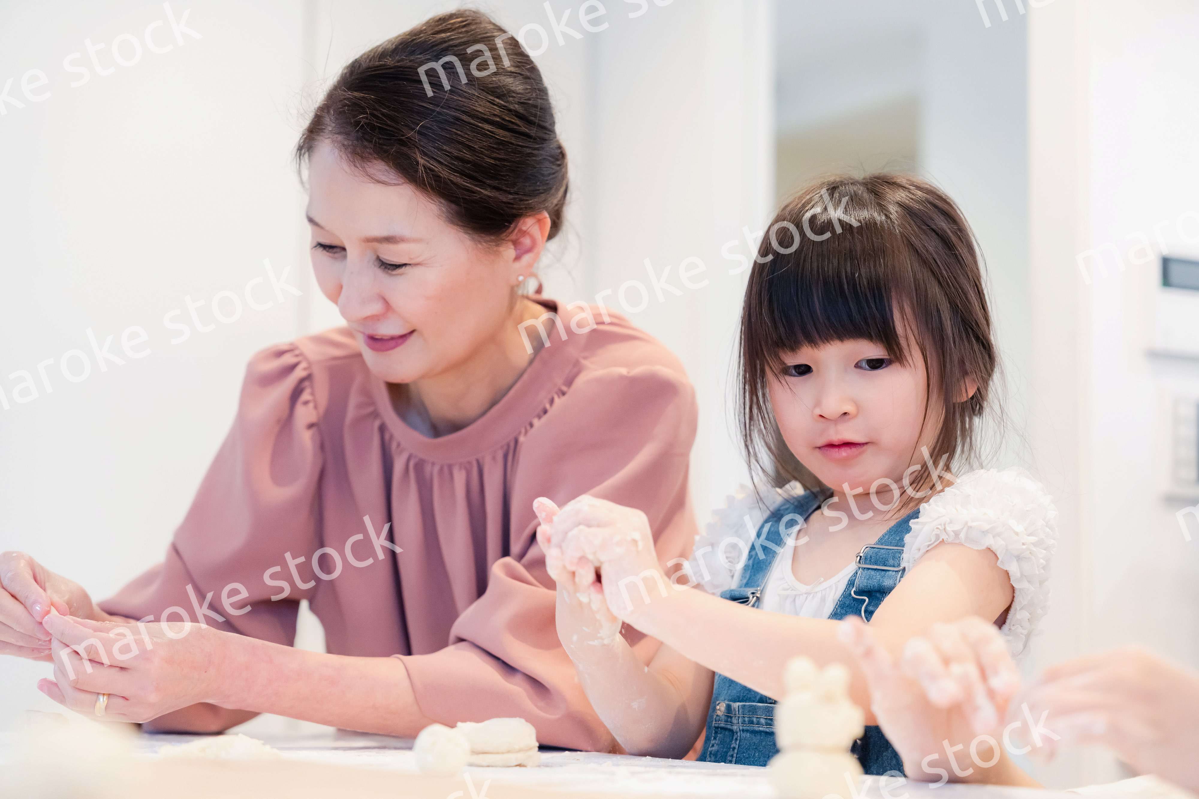 孫と一緒にお菓子作りをするおばあちゃん