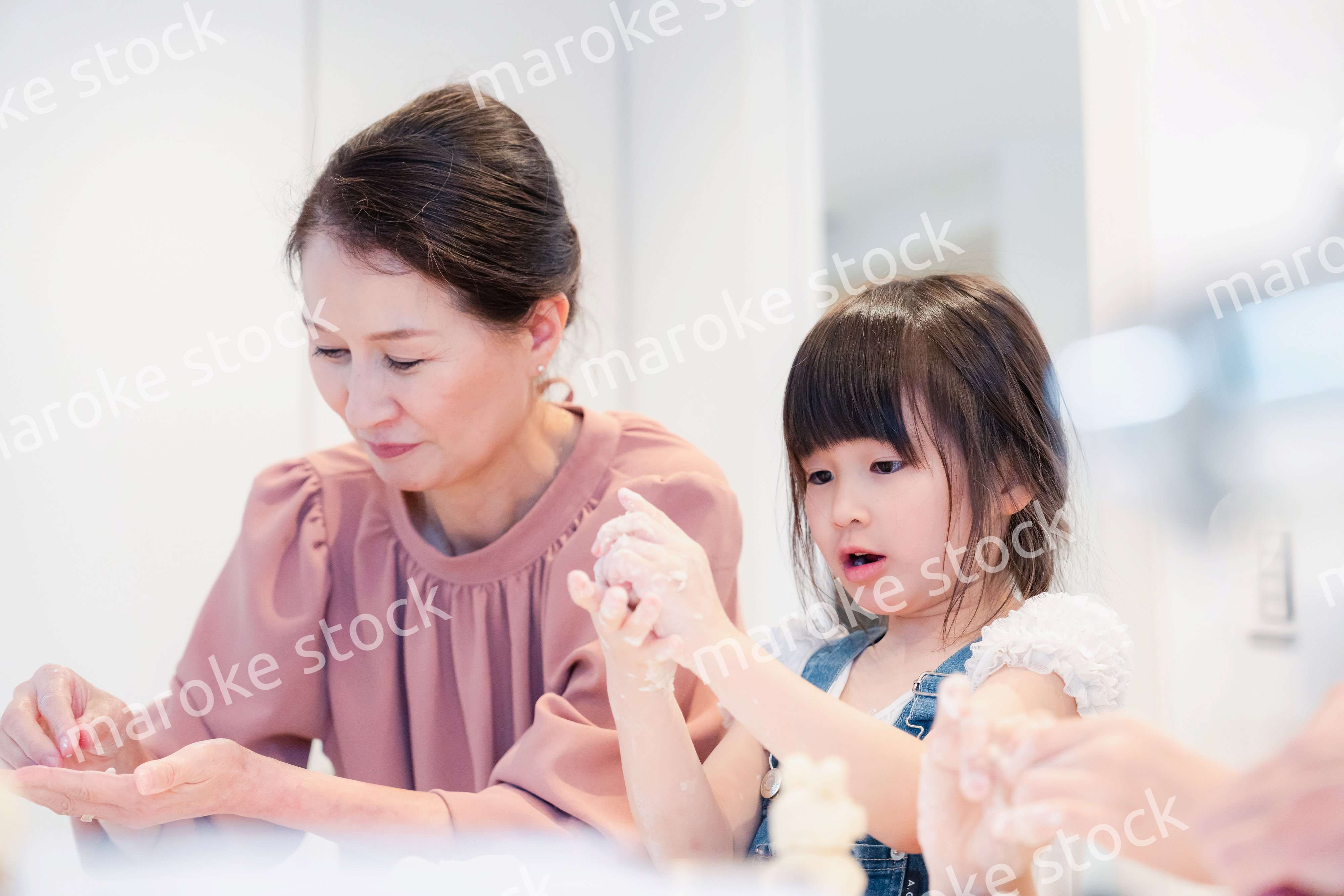 孫と一緒にお菓子作りをするおばあちゃん
