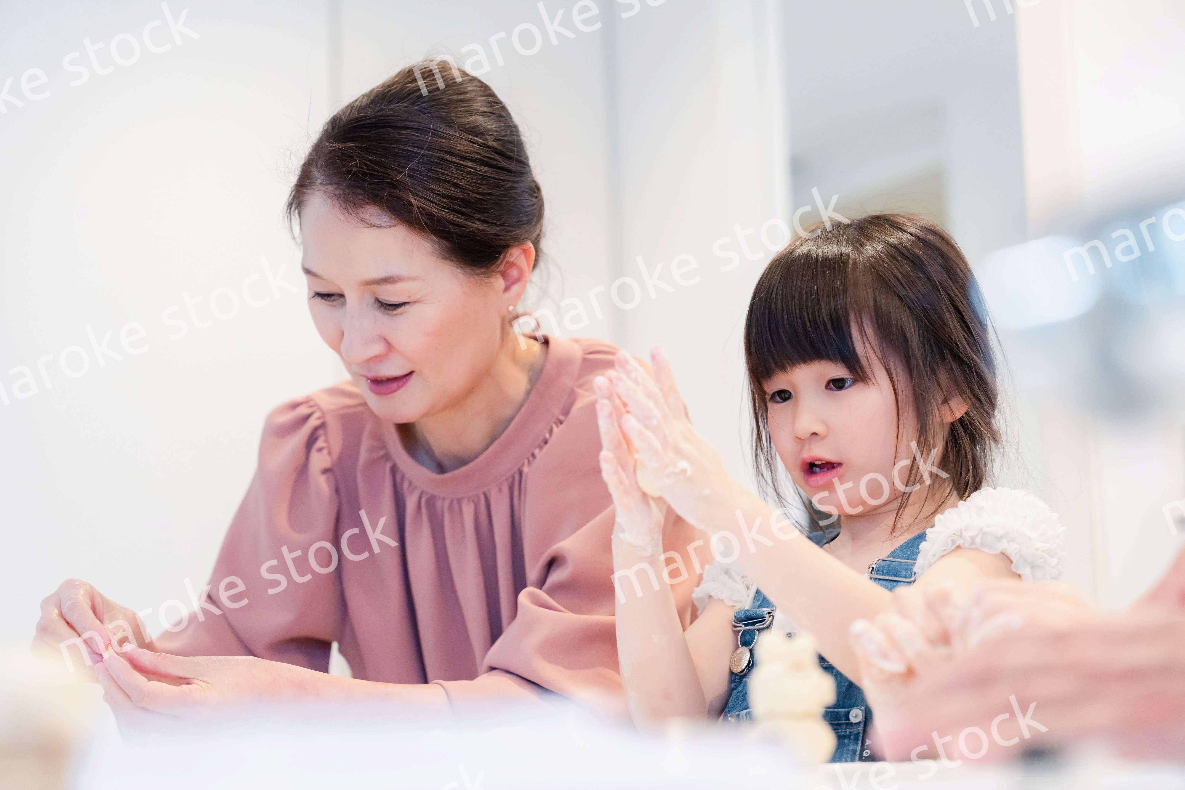 孫と一緒にお菓子作りをするおばあちゃん