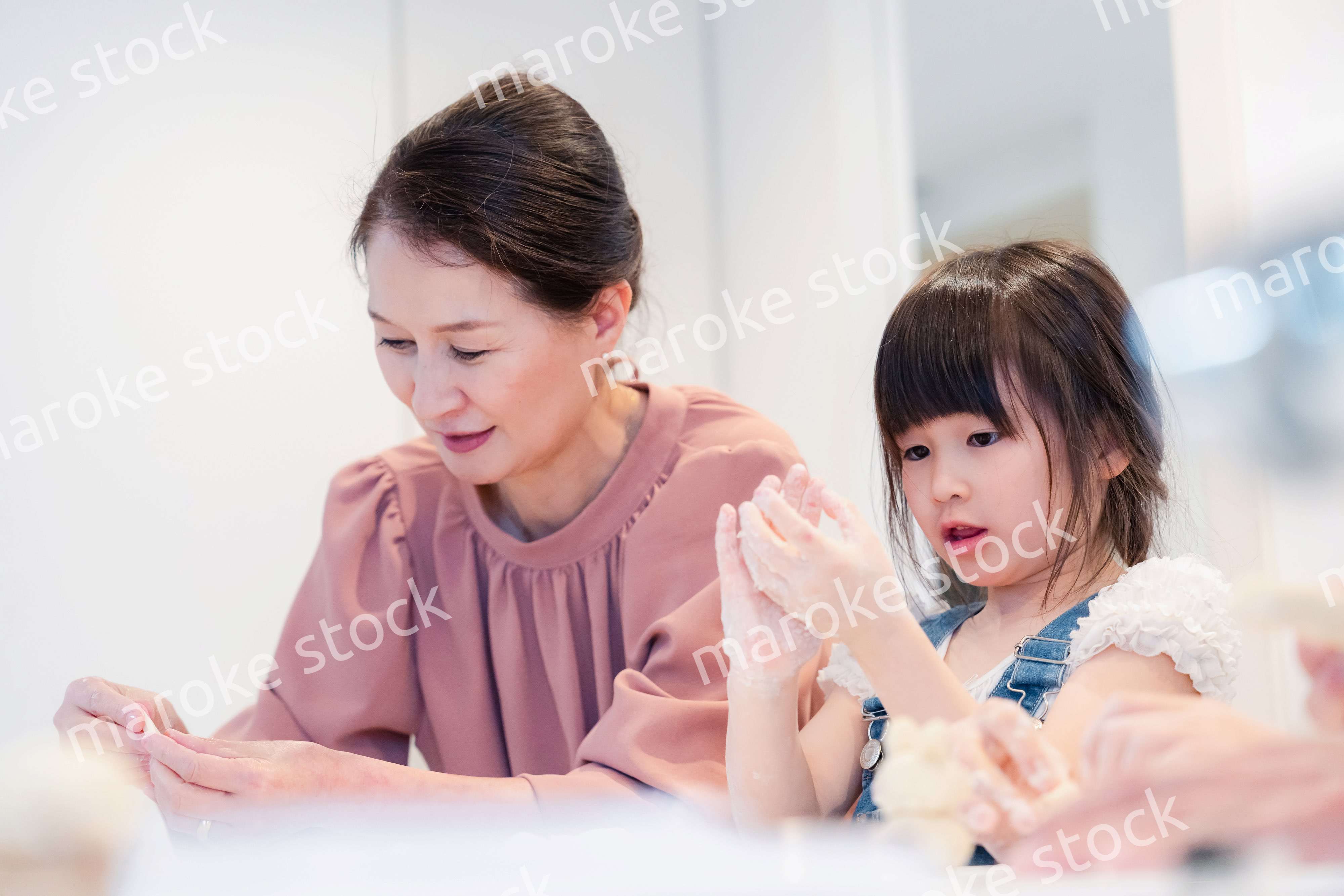 孫と一緒にお菓子作りをするおばあちゃん