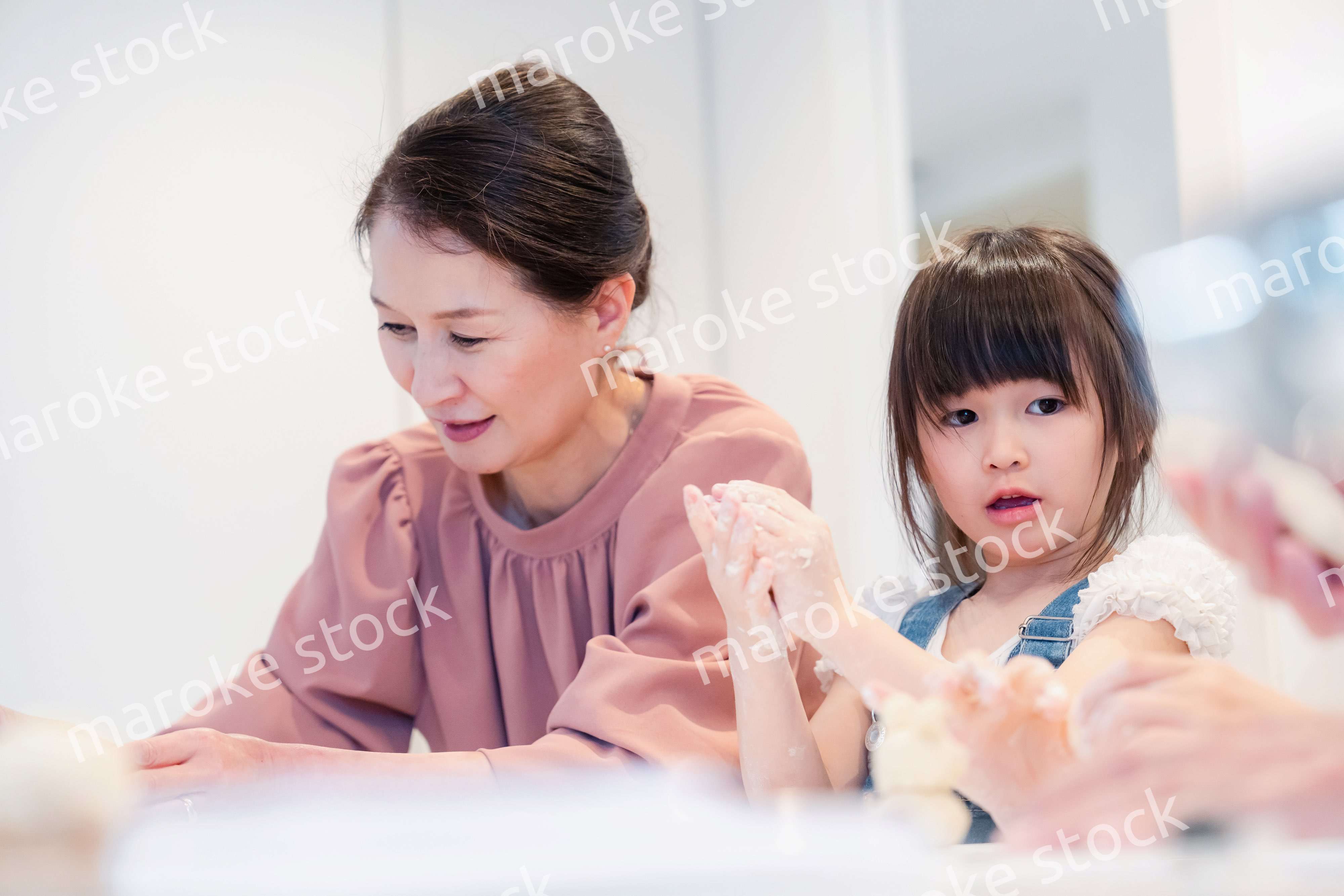 孫と一緒にお菓子作りをするおばあちゃん