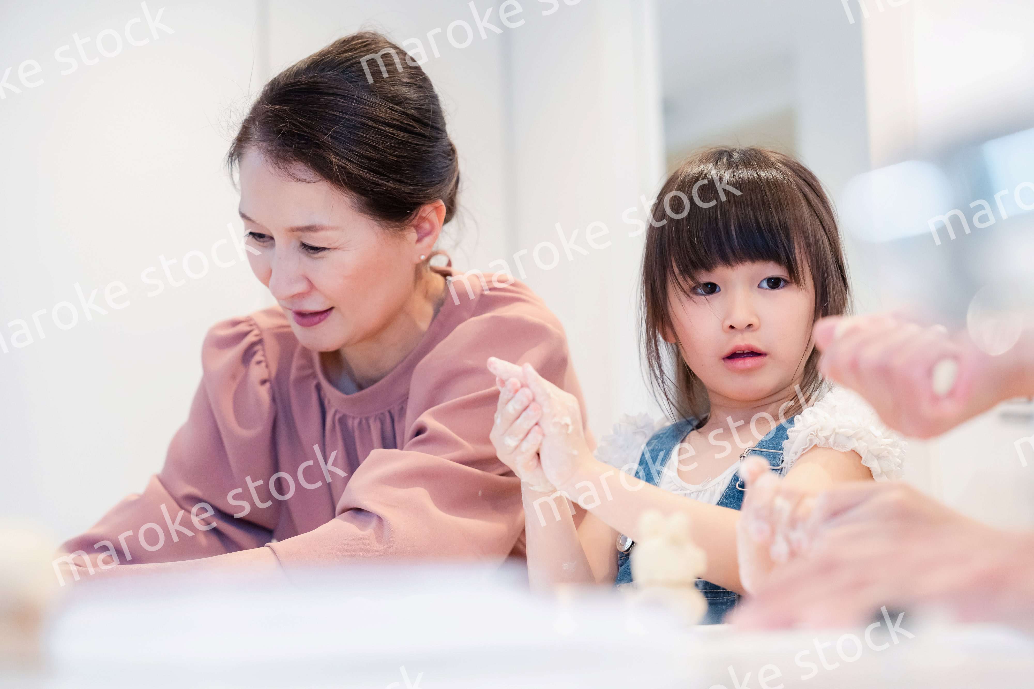 孫と一緒にお菓子作りをするおばあちゃん