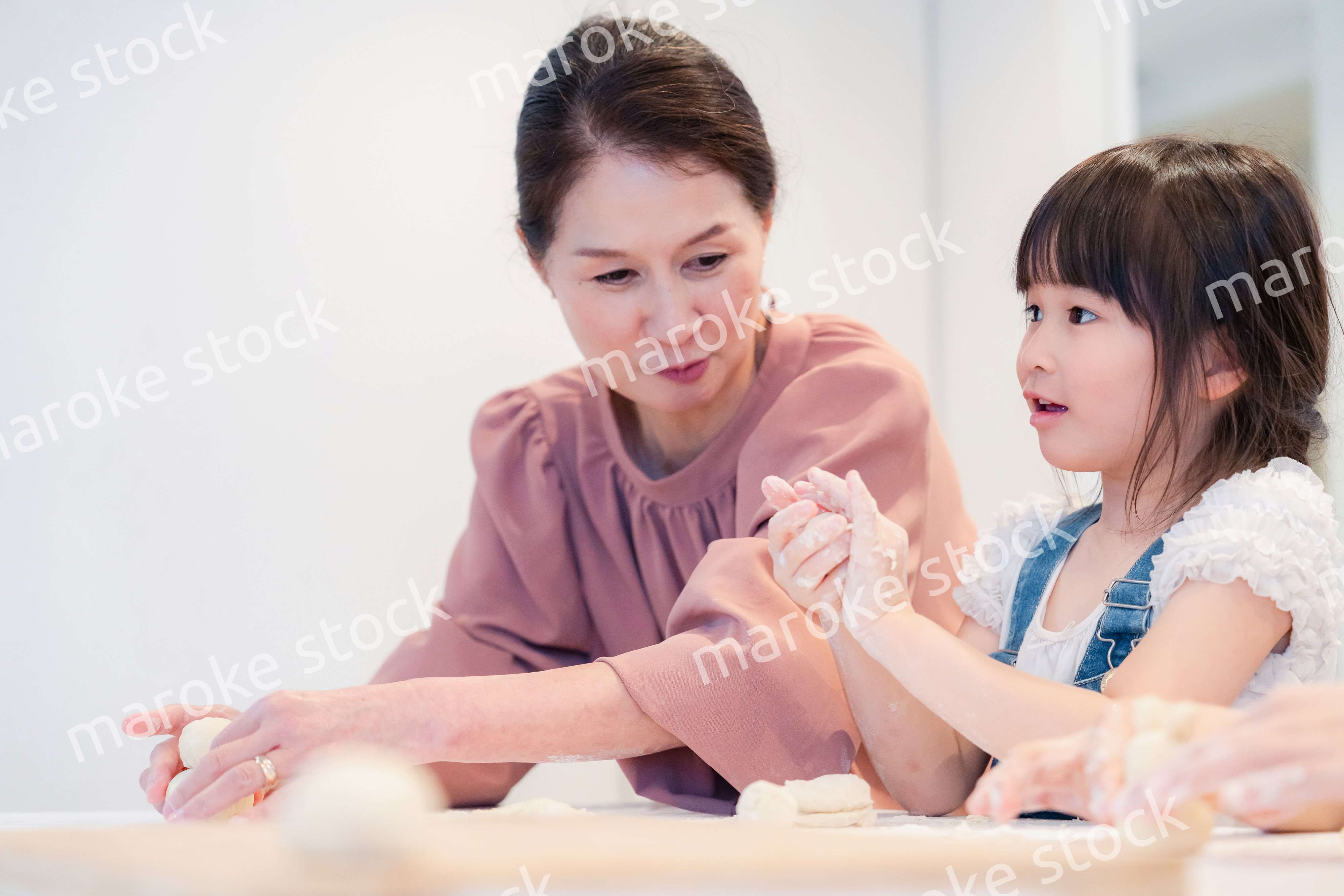 孫と一緒にお菓子作りをするおばあちゃん