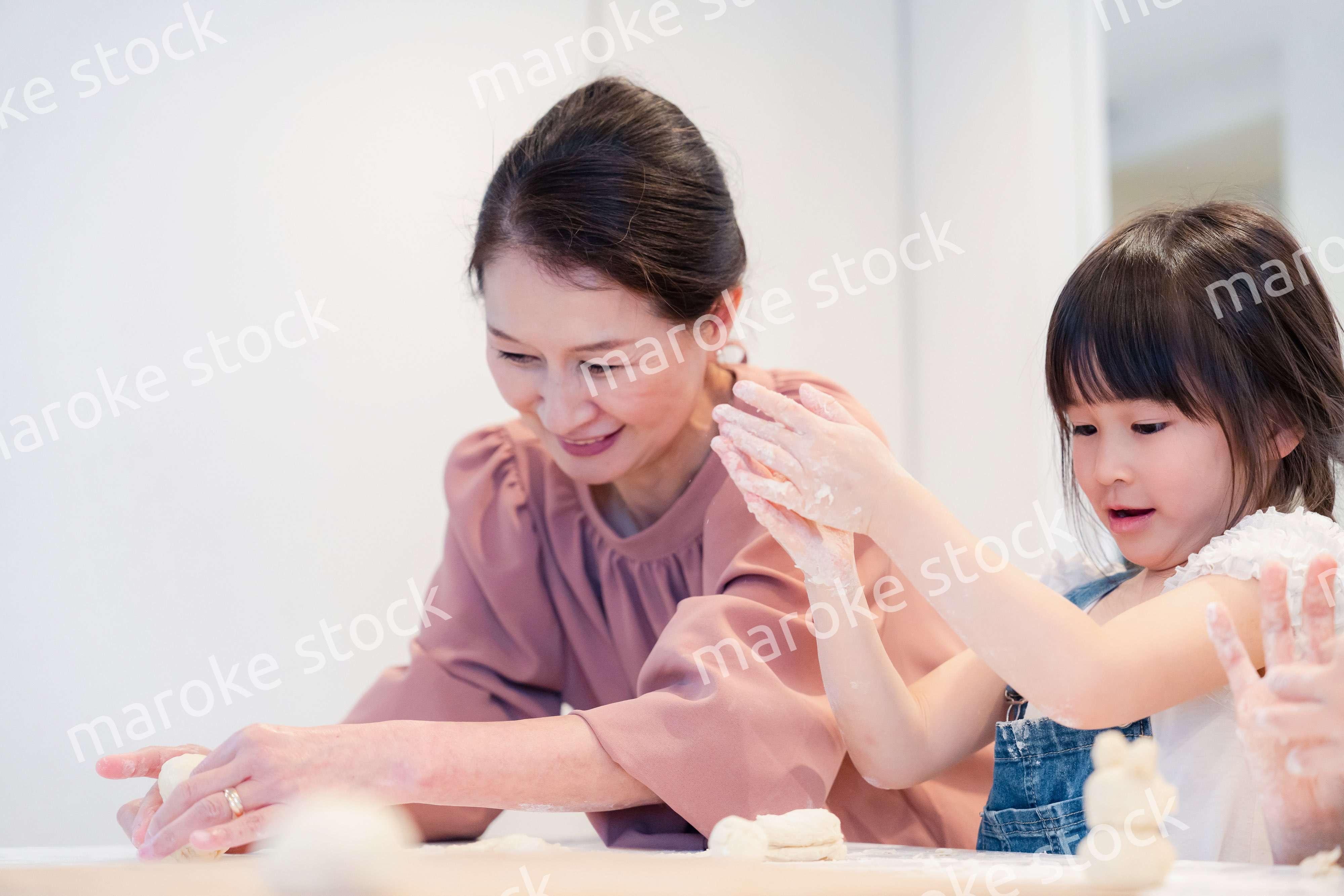 孫と一緒にお菓子作りをするおばあちゃん