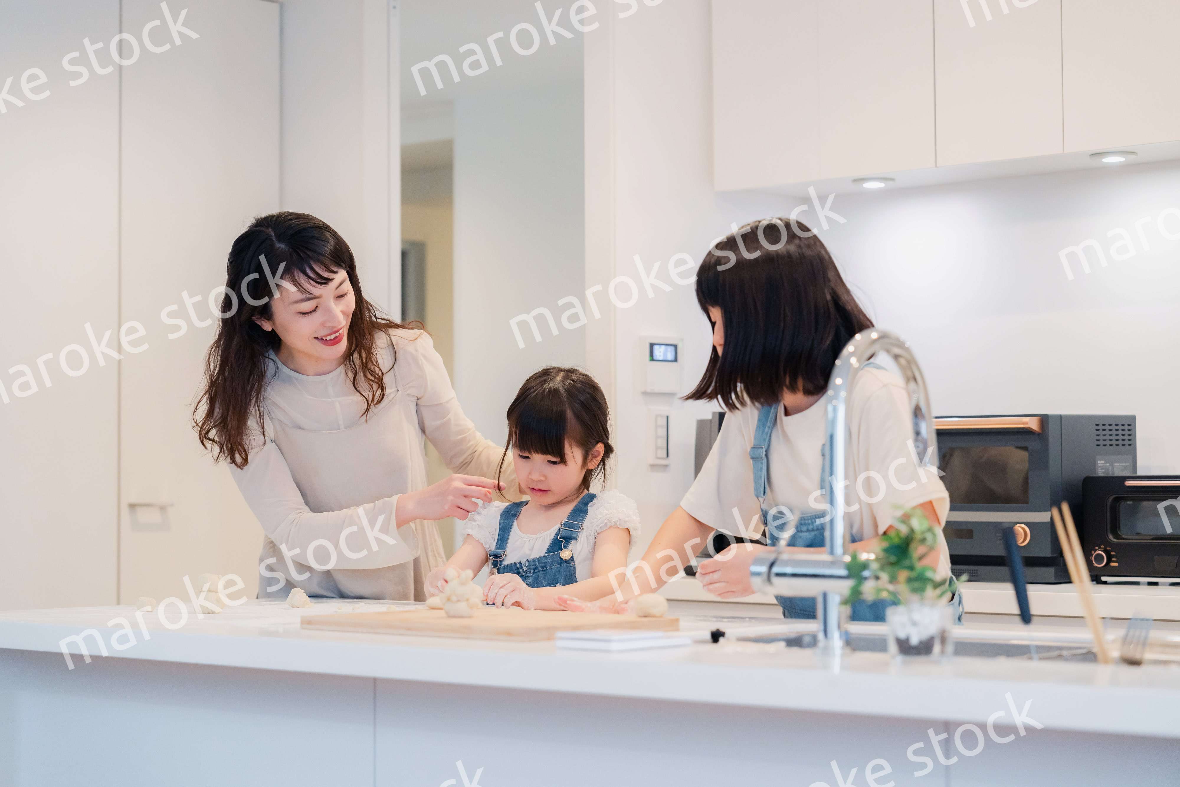 お母さんと一緒に料理をする子どもたち