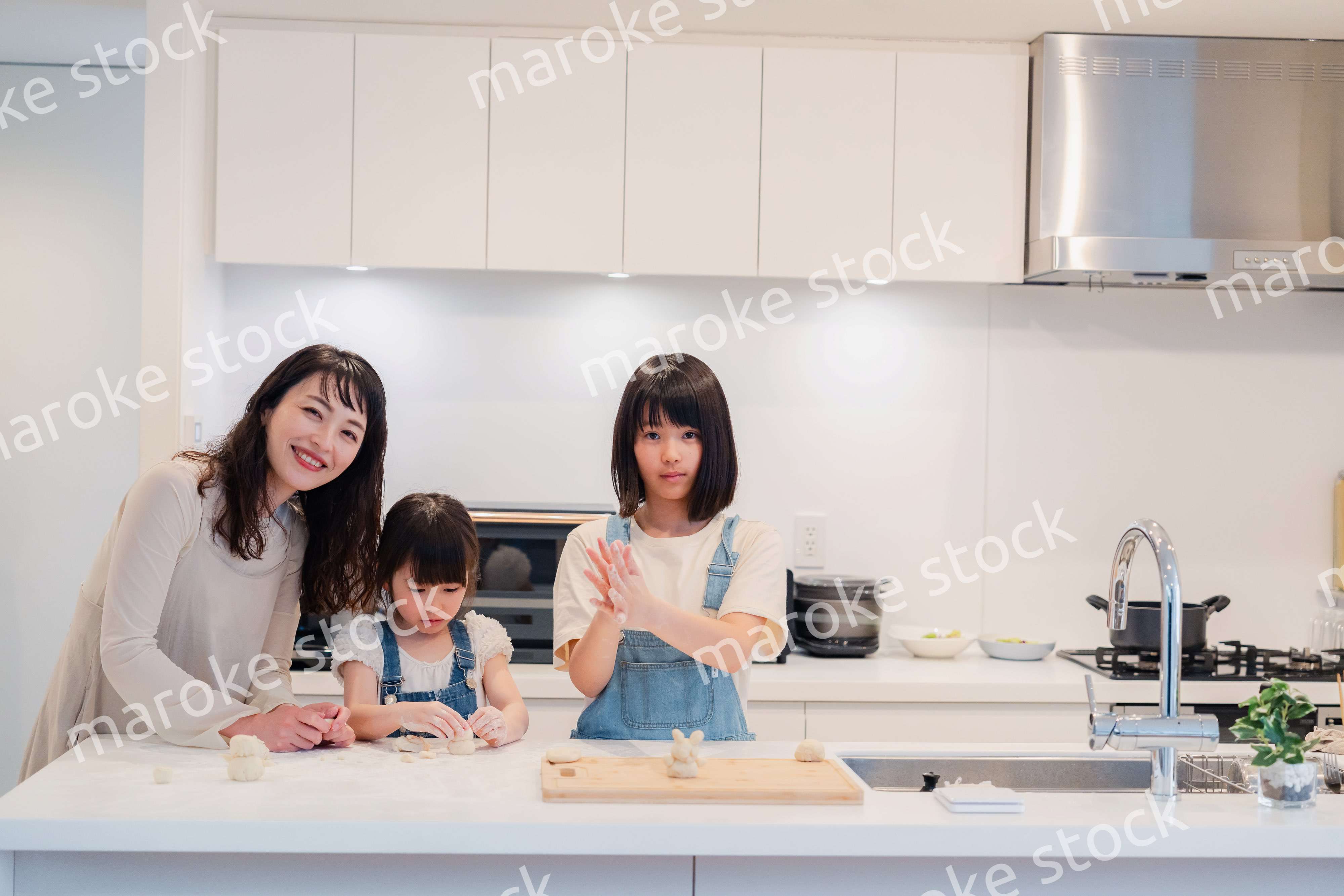 お母さんと一緒に料理をする子どもたち