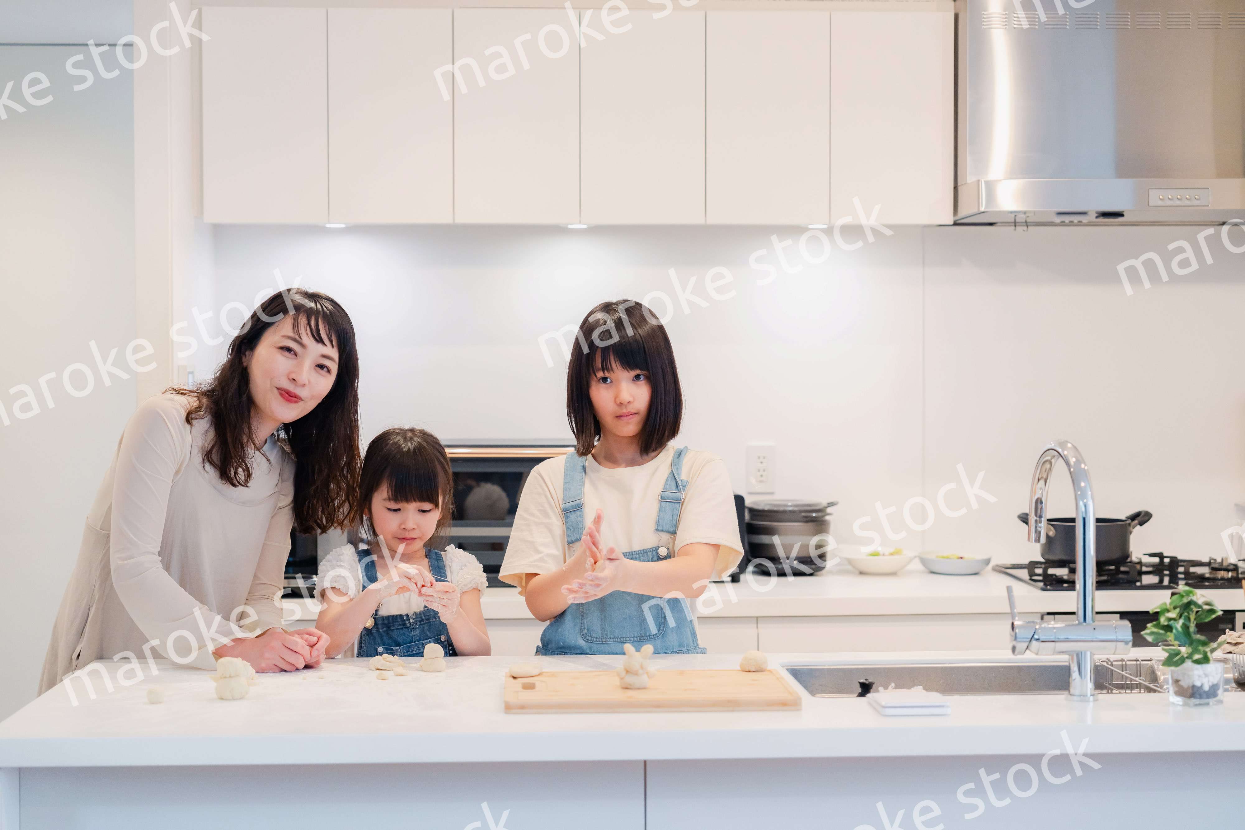 お母さんと一緒に料理をする子どもたち