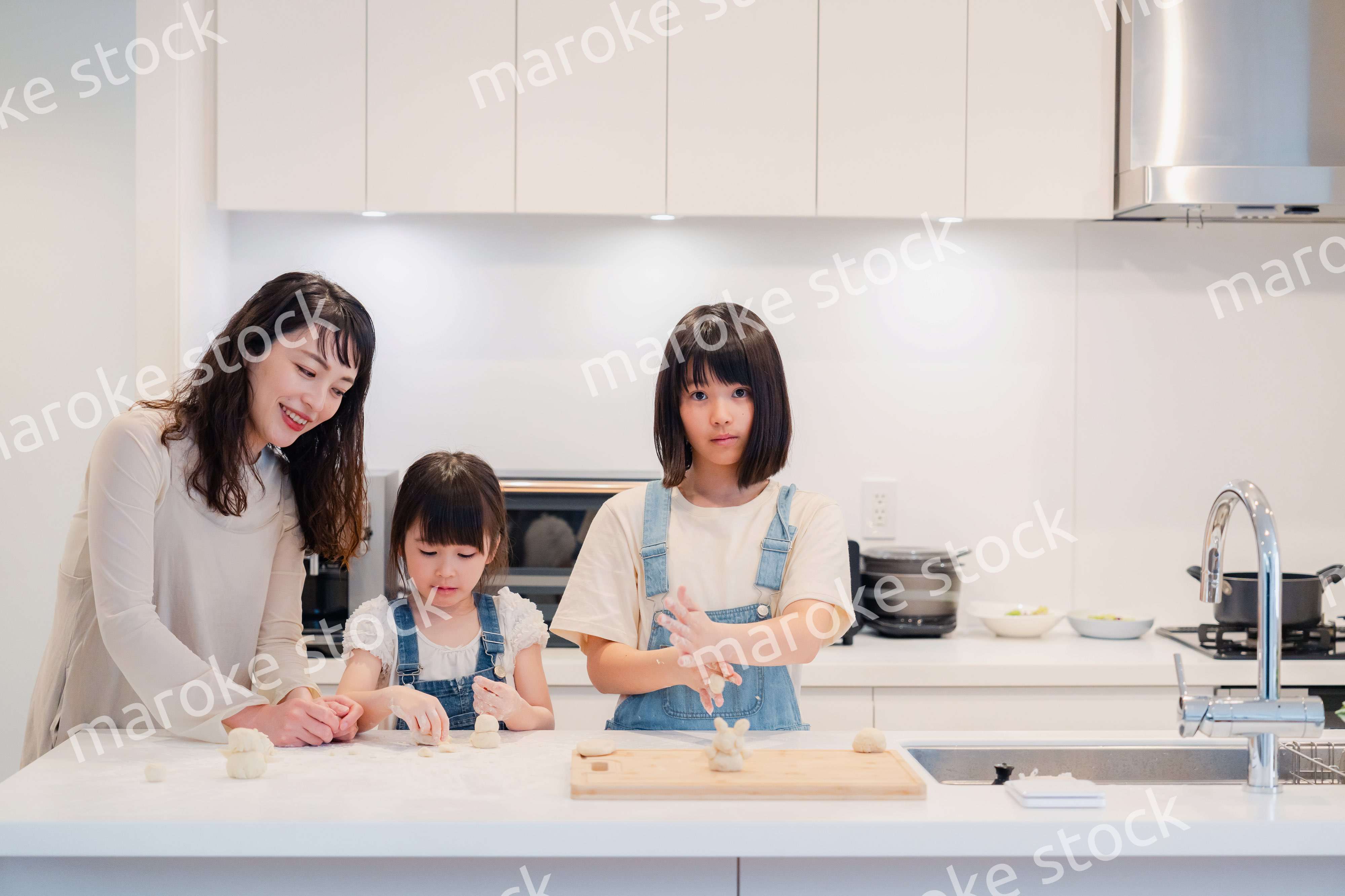 お母さんと一緒に料理をする子どもたち