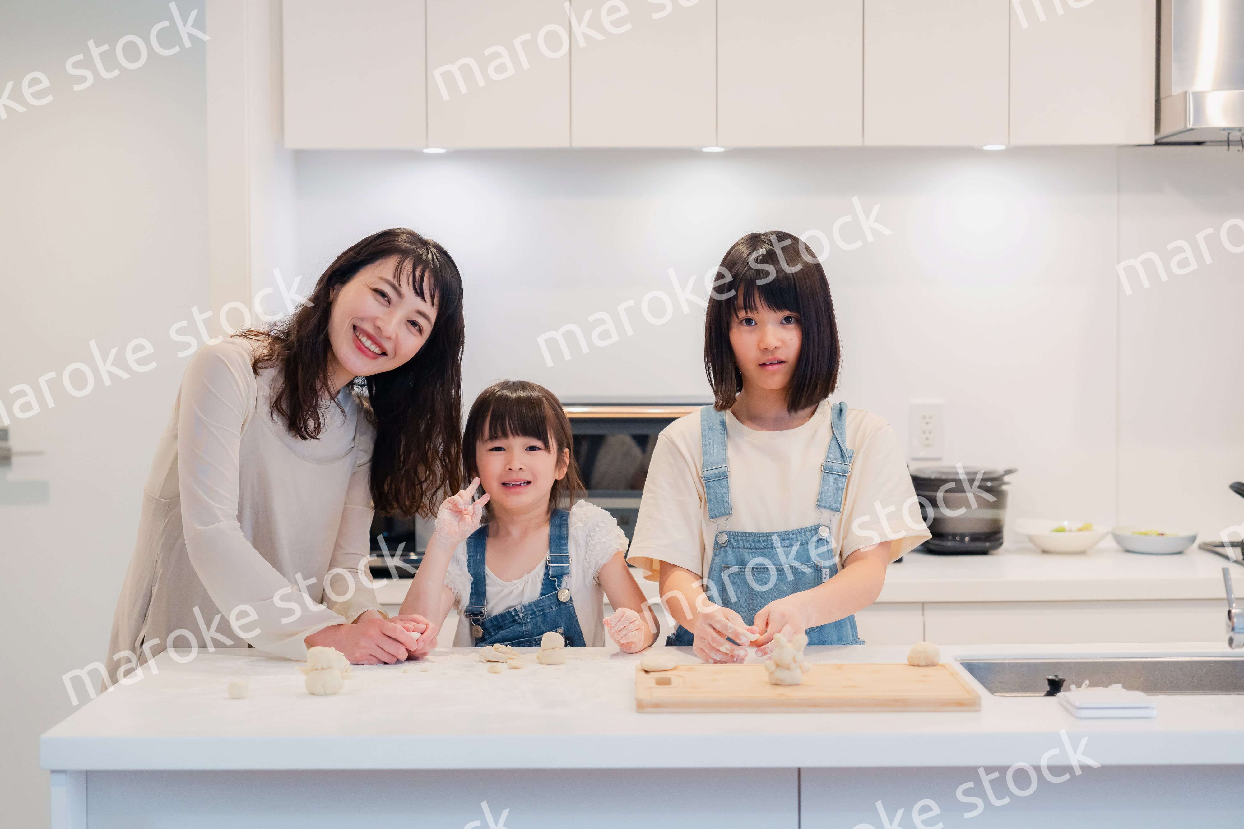 お母さんと一緒に料理をする子どもたち